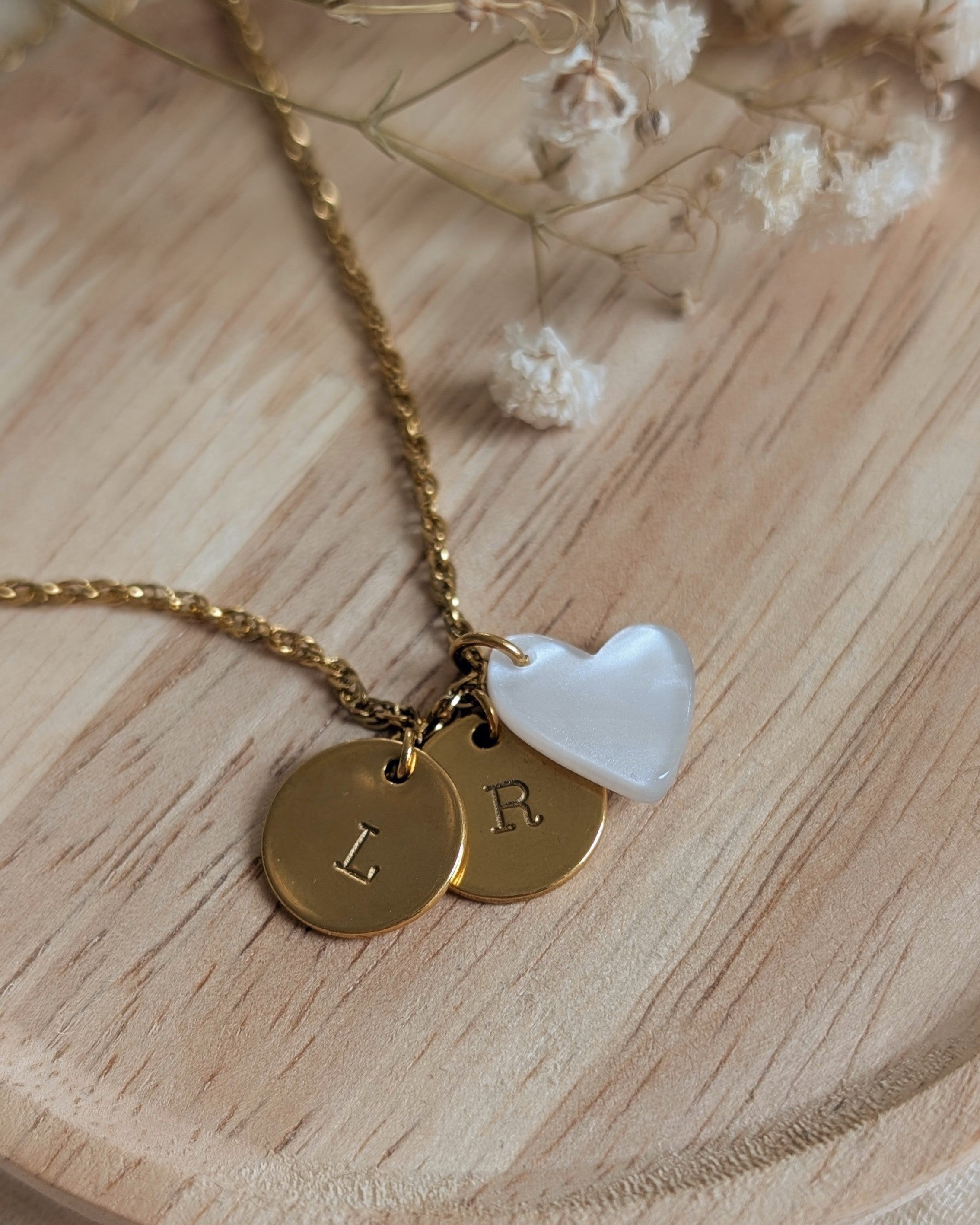 Collier médaille avec initiales. Estampées à la main avec pendentif coeur sur support en bois. Créations La Tête dans les Nétoiles