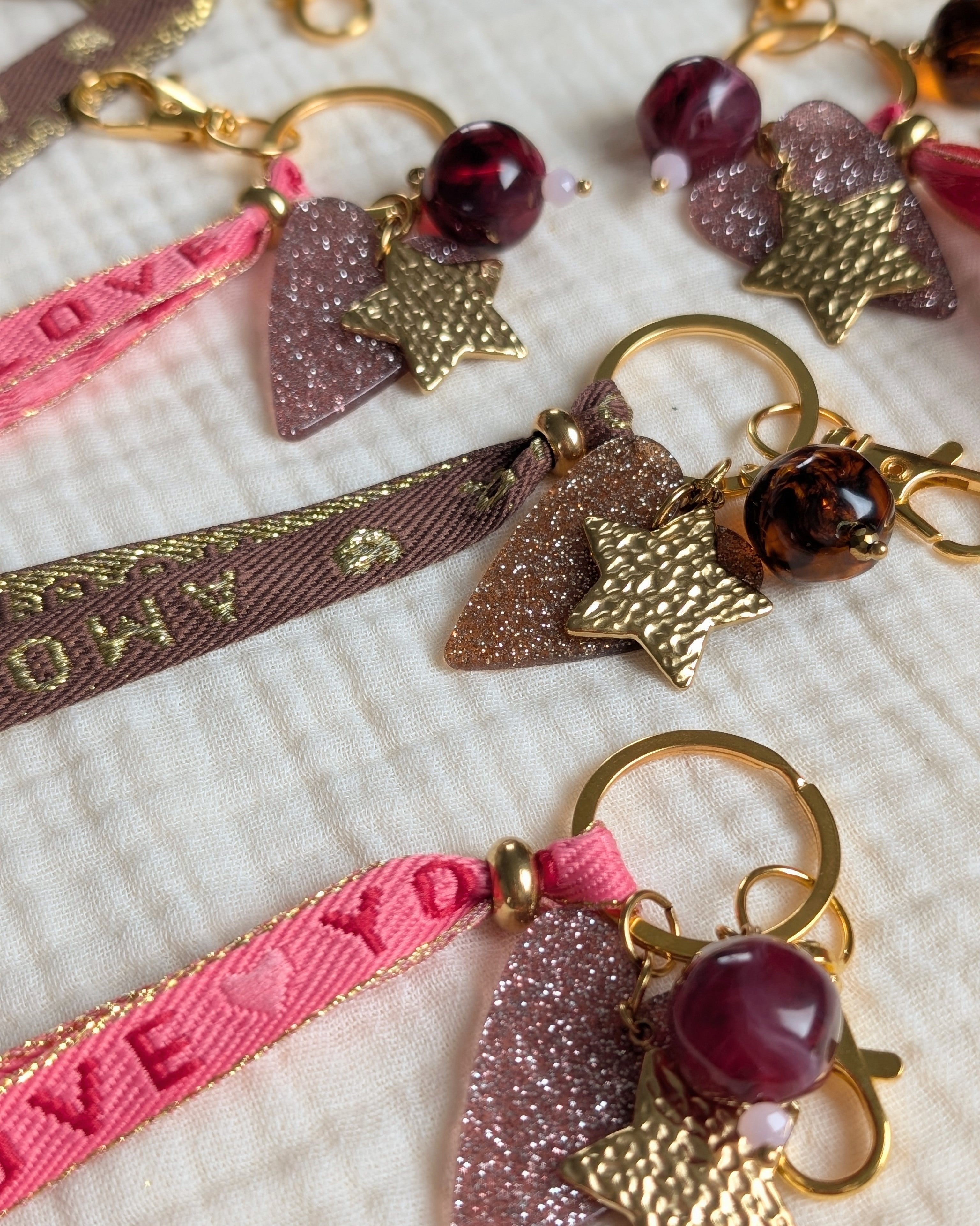 Porte clés ou bijoux de sac avec ruban mots doux coeur en acrylique et étoile en acier