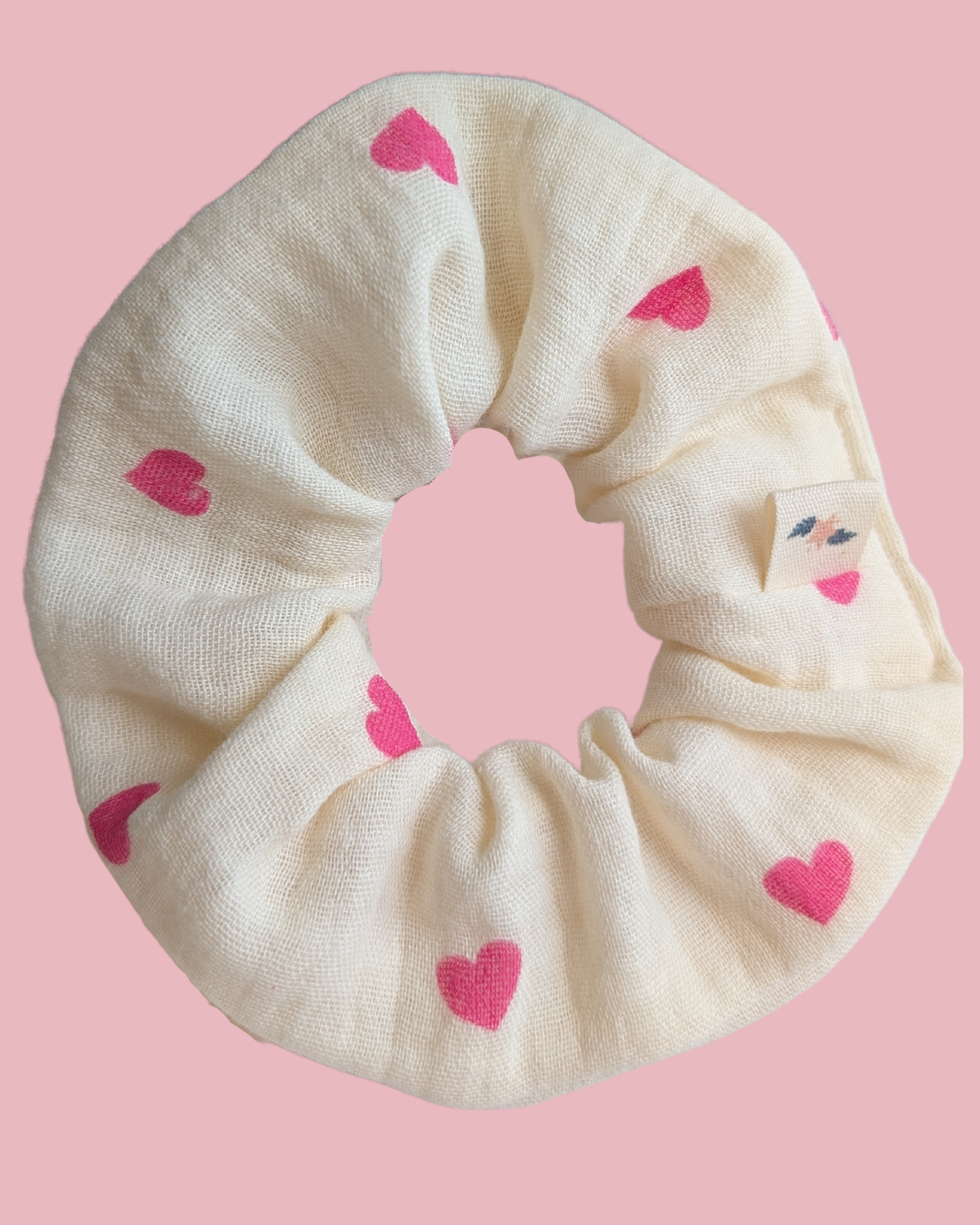 Chouchou cheveux en gaze de coton coeur rose vif et fond écru