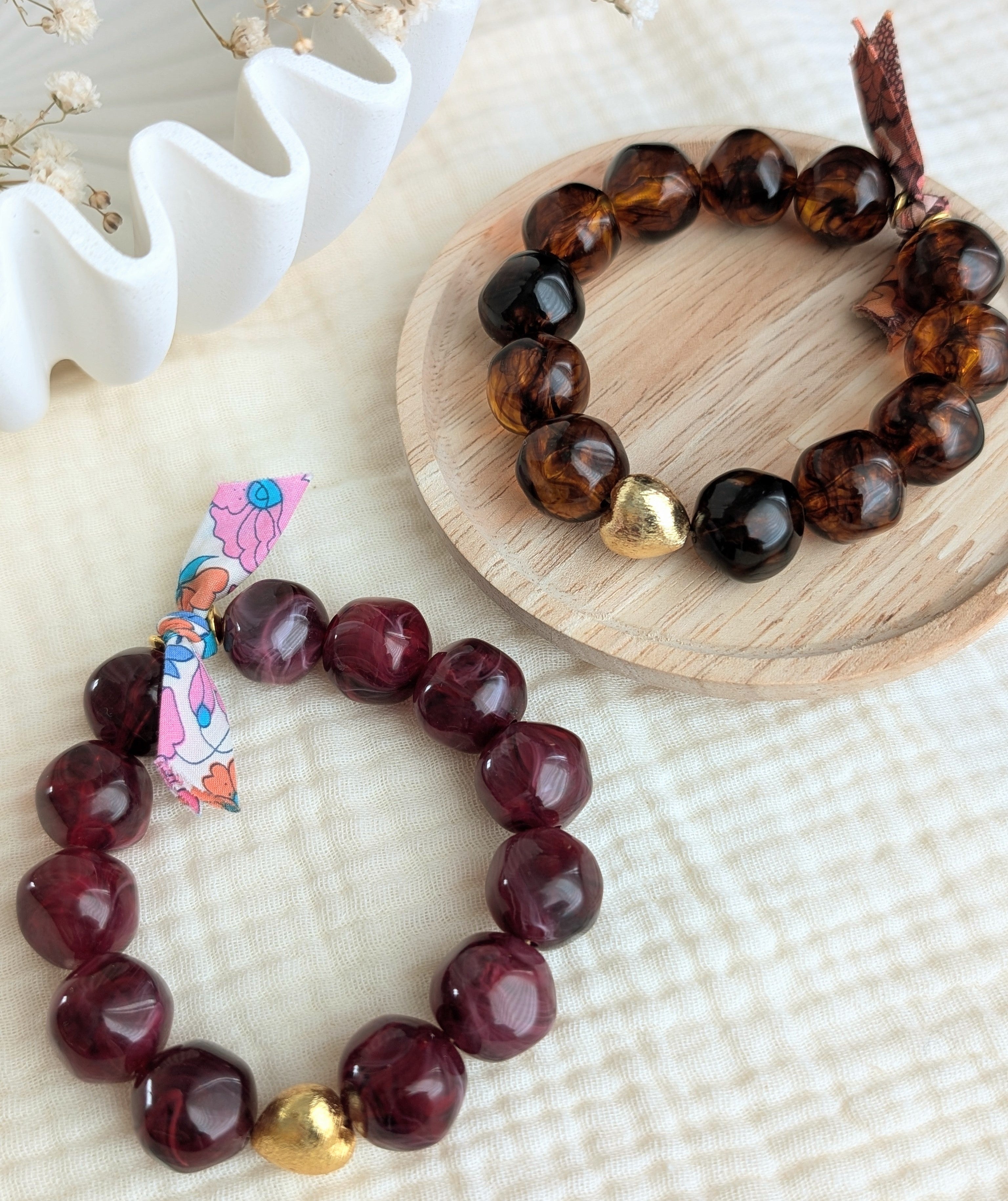 2 Bracelets Perles résine caramel et grenat marbré avec ruban liberty et perle coeur doré brossée. Créations La Tête dans les Nétoiles