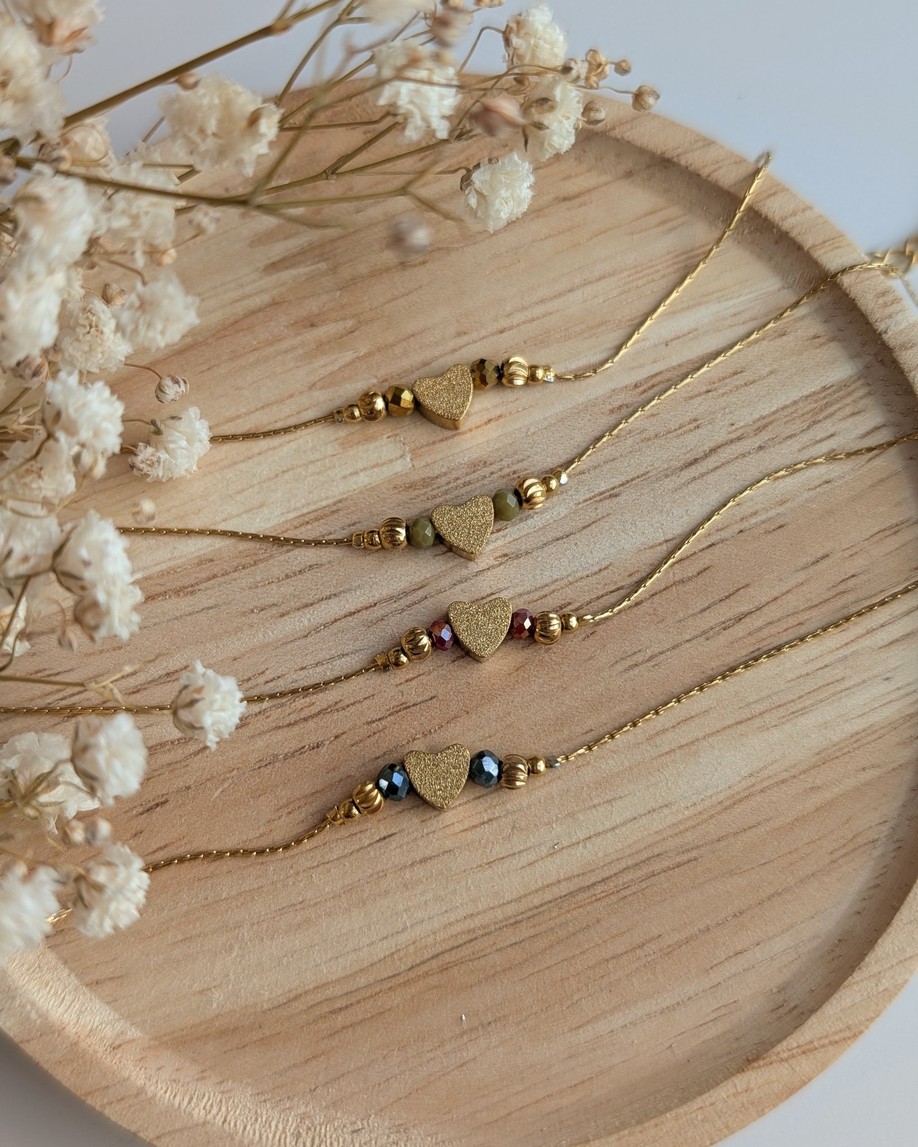 4 Bracelets fins minimaliste chaine  maille serpentine perle coeur diamanté et perle en verre irisé  bleu rouge doré et vert olive. Créations La Tête dans les Nétoiles