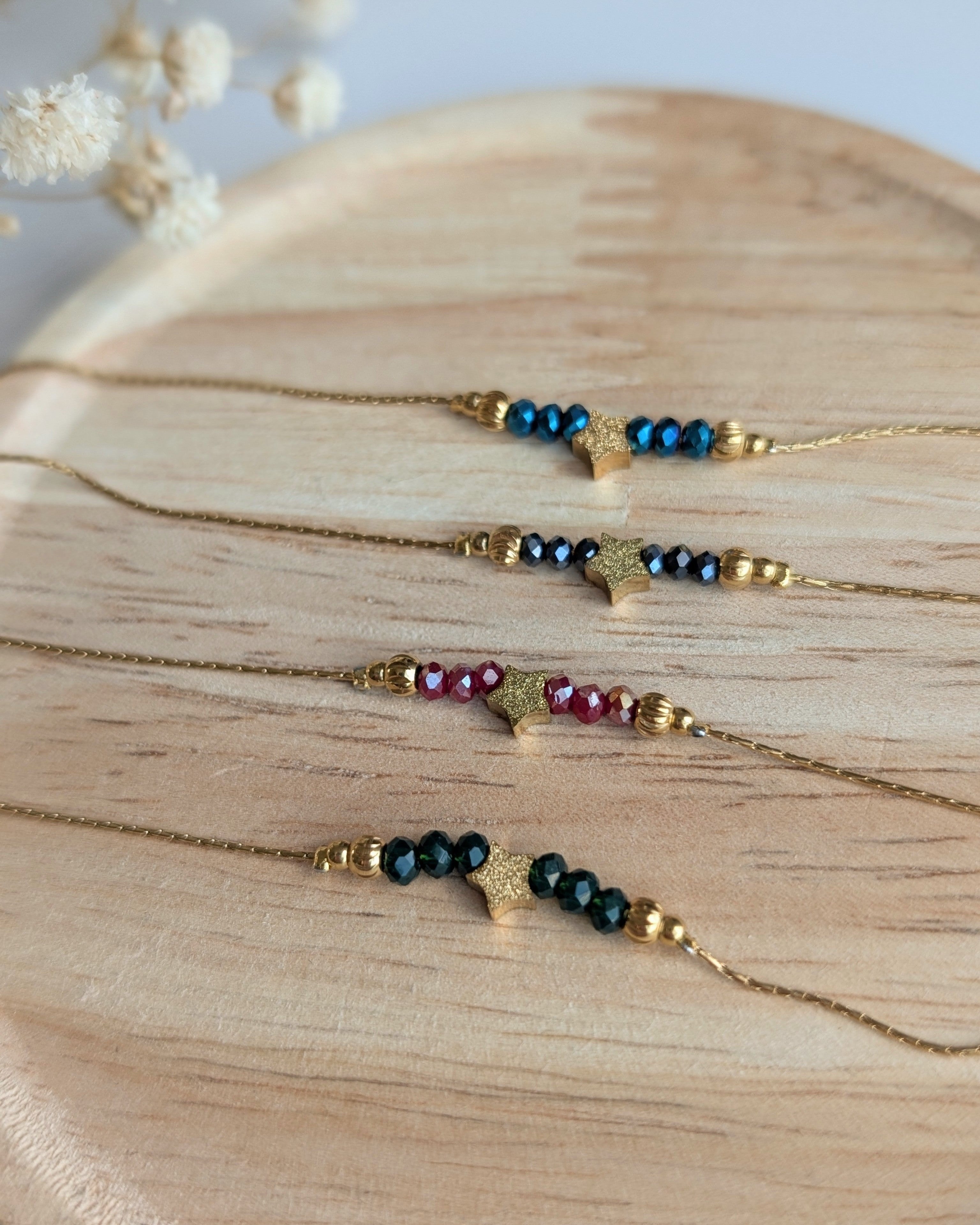 Bracelets étoile en acier inoxydable maille serpentine et perles en verre bleu gris irisé vert rouge irisé Créations artisanales La Tête dans les nétoiles