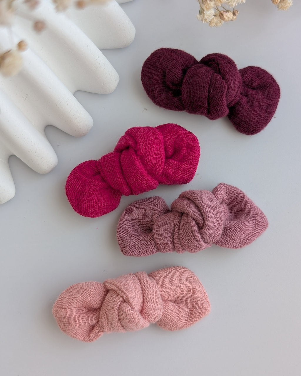 Nuanciers de noeuds rose prune en gaze de coton. Cousu main La Tête dans les nétoiles