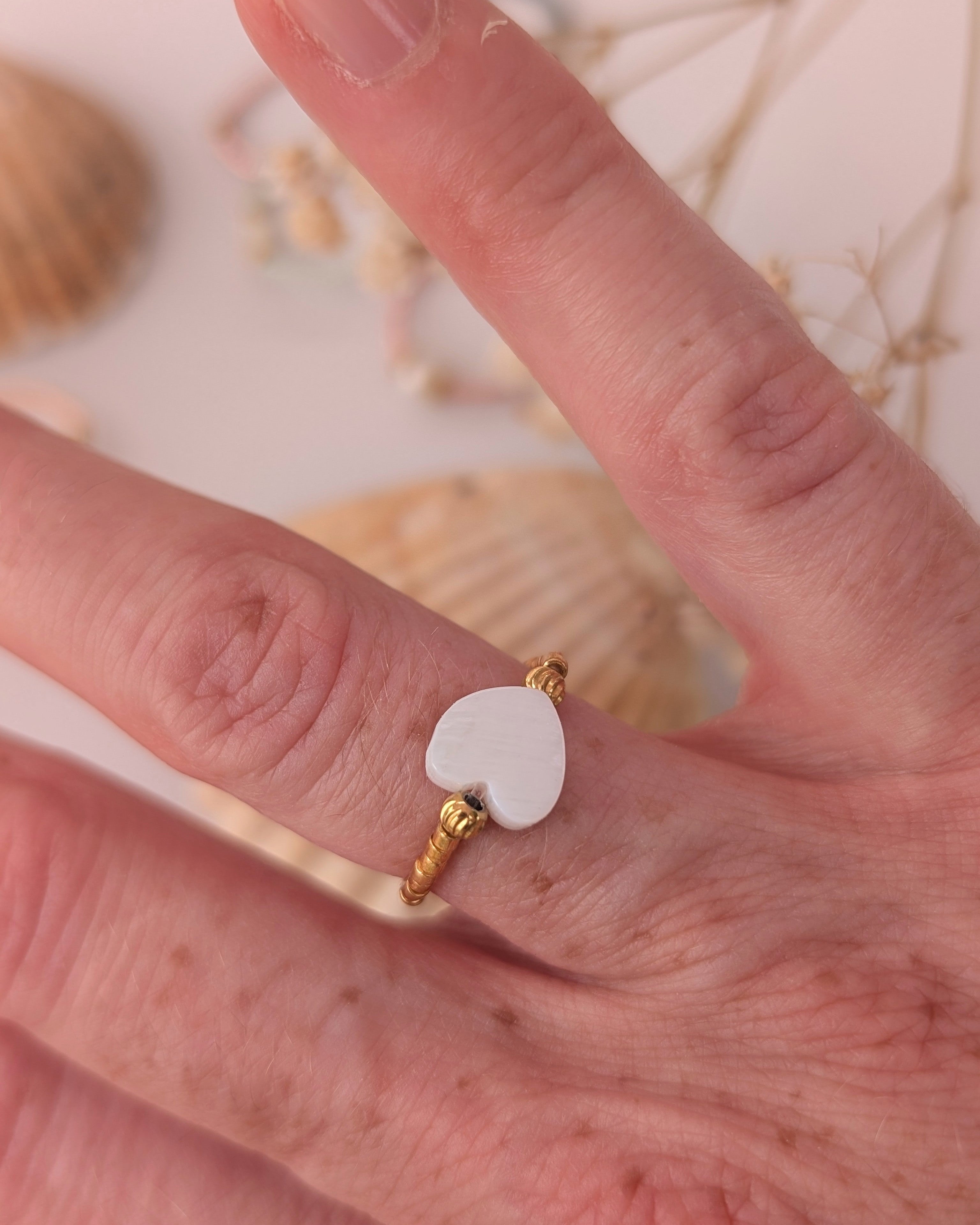 bague élastique perles miyuki coeur maxi nacre porté par une femme photo en gros plan. Créations artisanales La Tête dans les Nétoiles