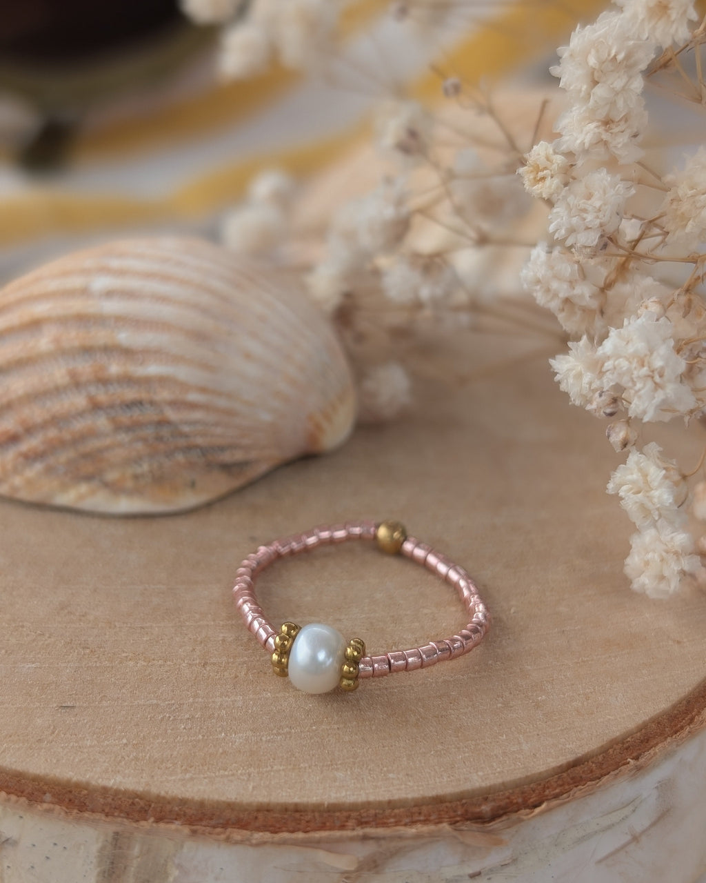 bague élastique perles d'eau douce perles heishi et perles miyuki. Créations artisanales La Tête dans les Nétoiles. 