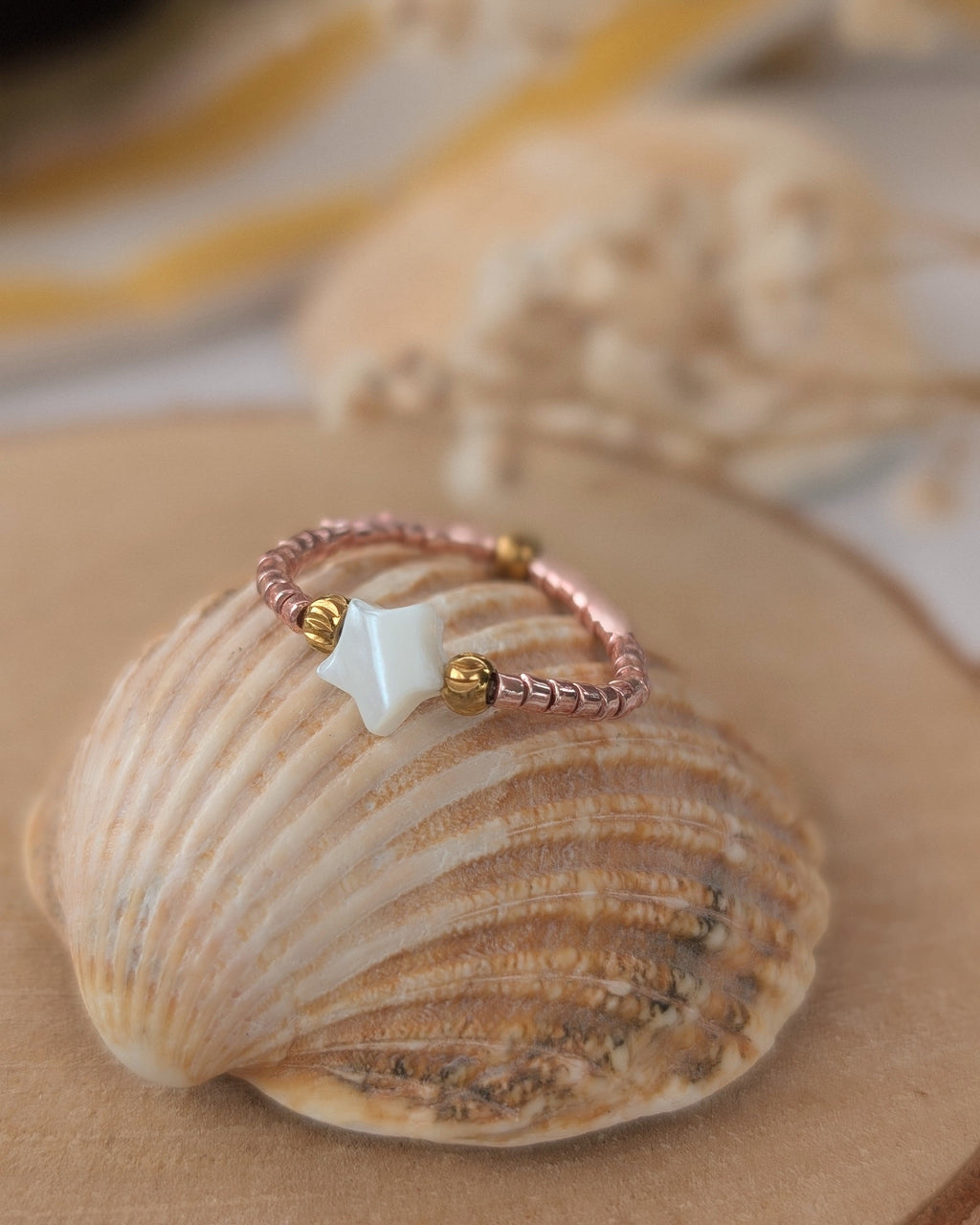 bague élastique perles miyuki et mini étoile en nacre. Créations artisanales La Tête dans les Nétoiles