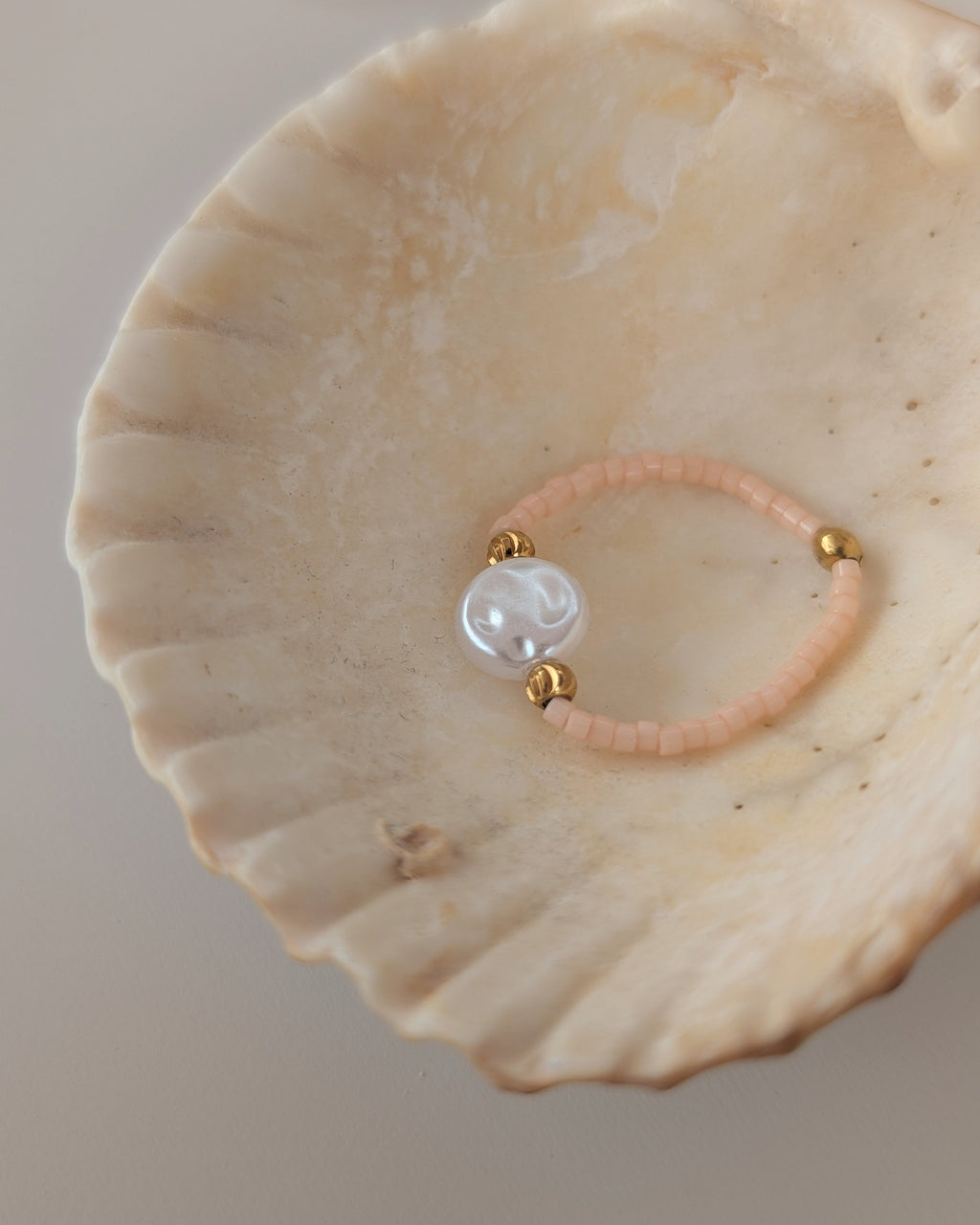 bague élastique fait main perles miyuki et perles eau douce irrégulière  Créations artisanales La Tête dans les Nétoiles.