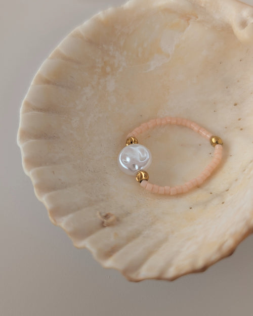 bague élastique fait main perles miyuki et perles eau douce irrégulière  Créations artisanales La Tête dans les Nétoiles.