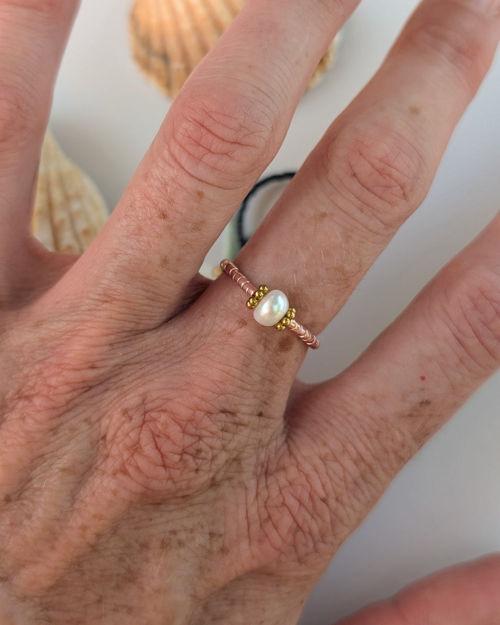 Bague élastique perles miyuki et eau douce ronde. Créations artisanales La Tête dans les Nétoiles. Porté par une femme