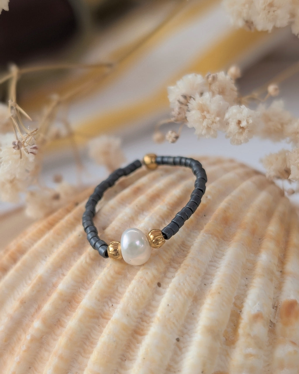 Bague élastique perles miyuki et perles d'eau douce. Créations artisanales La Tête dans les Nétoiles