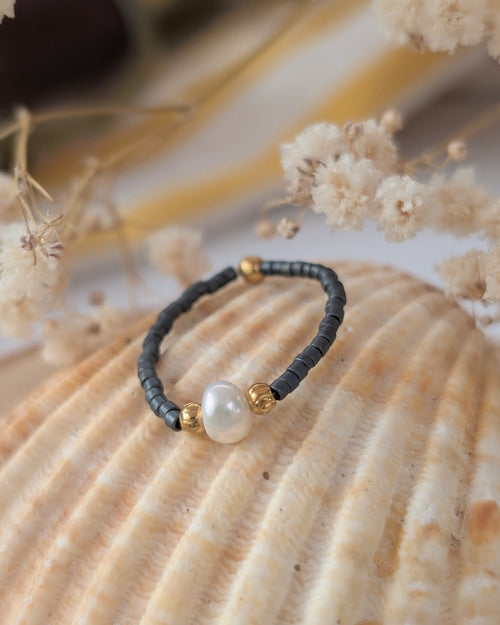 Bague élastique perles miyuki et perles d'eau douce. Créations artisanales La Tête dans les Nétoiles