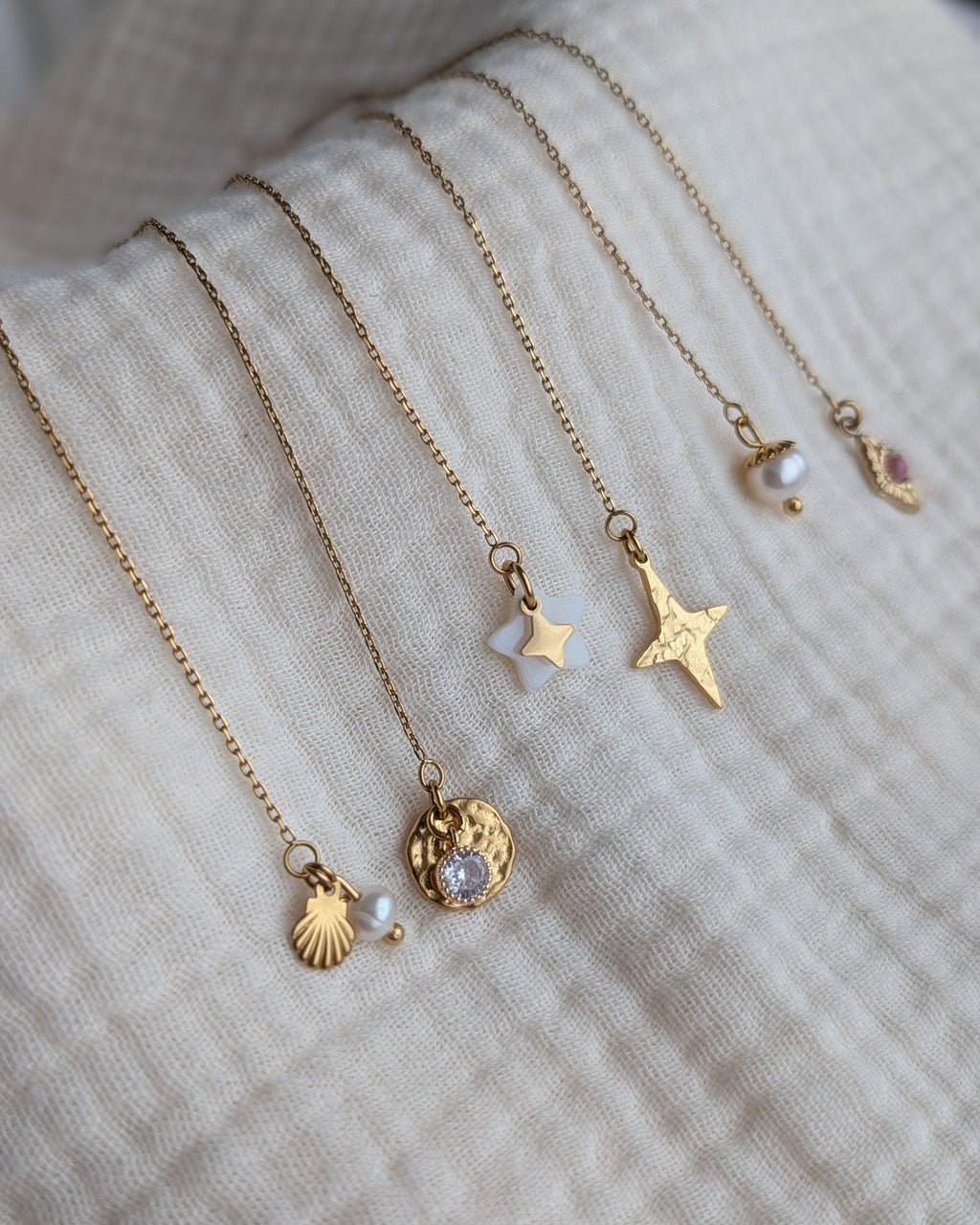 Bar à boucles zoom sur les chainettes d'oreilles et les grigri disponible. Créer sa parure. Créations La Tête dans les Nétoiles