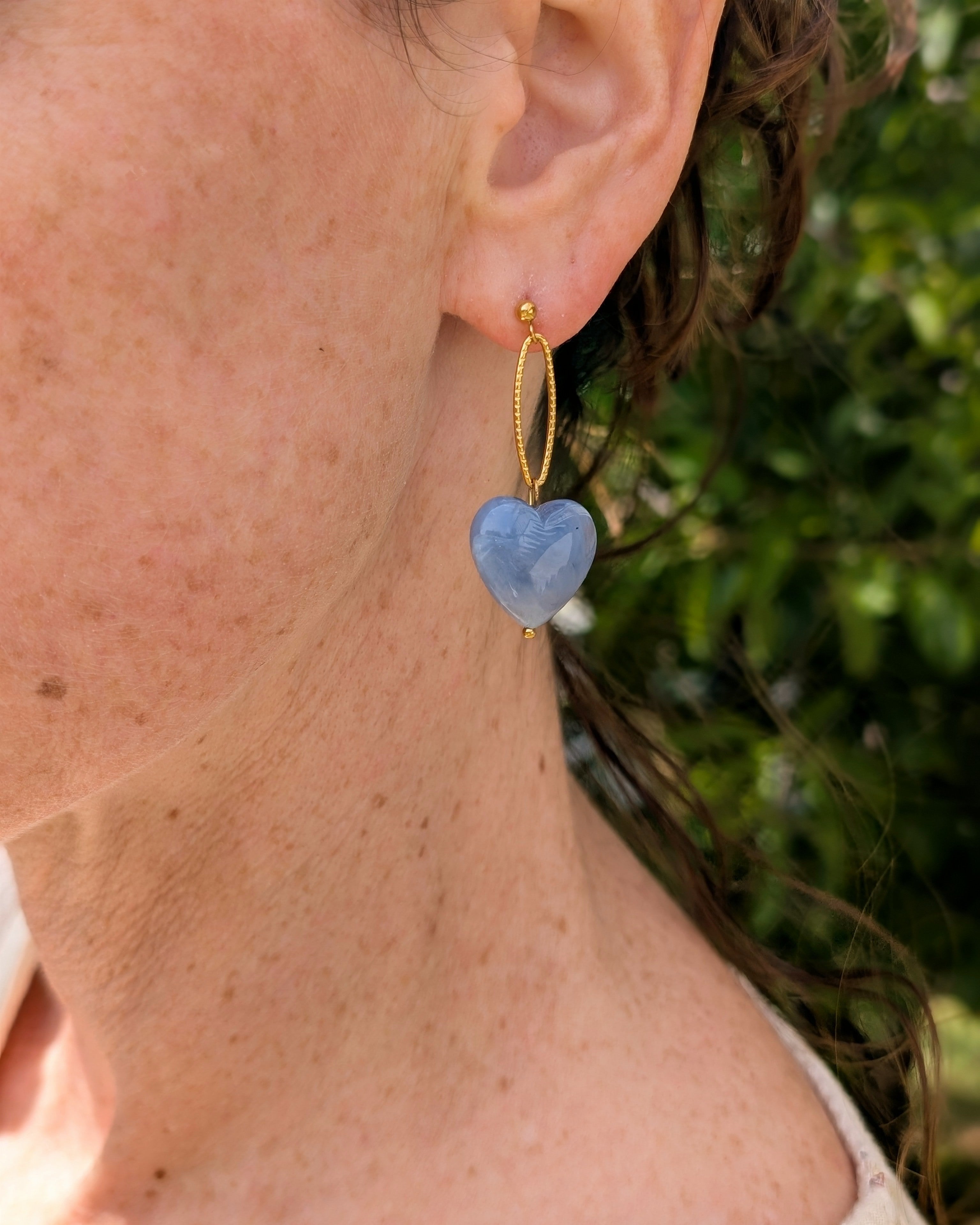 Boucles pendantes Aélia coeur bleu nuage portés par une femme. Création La Tête dans les nétoiles