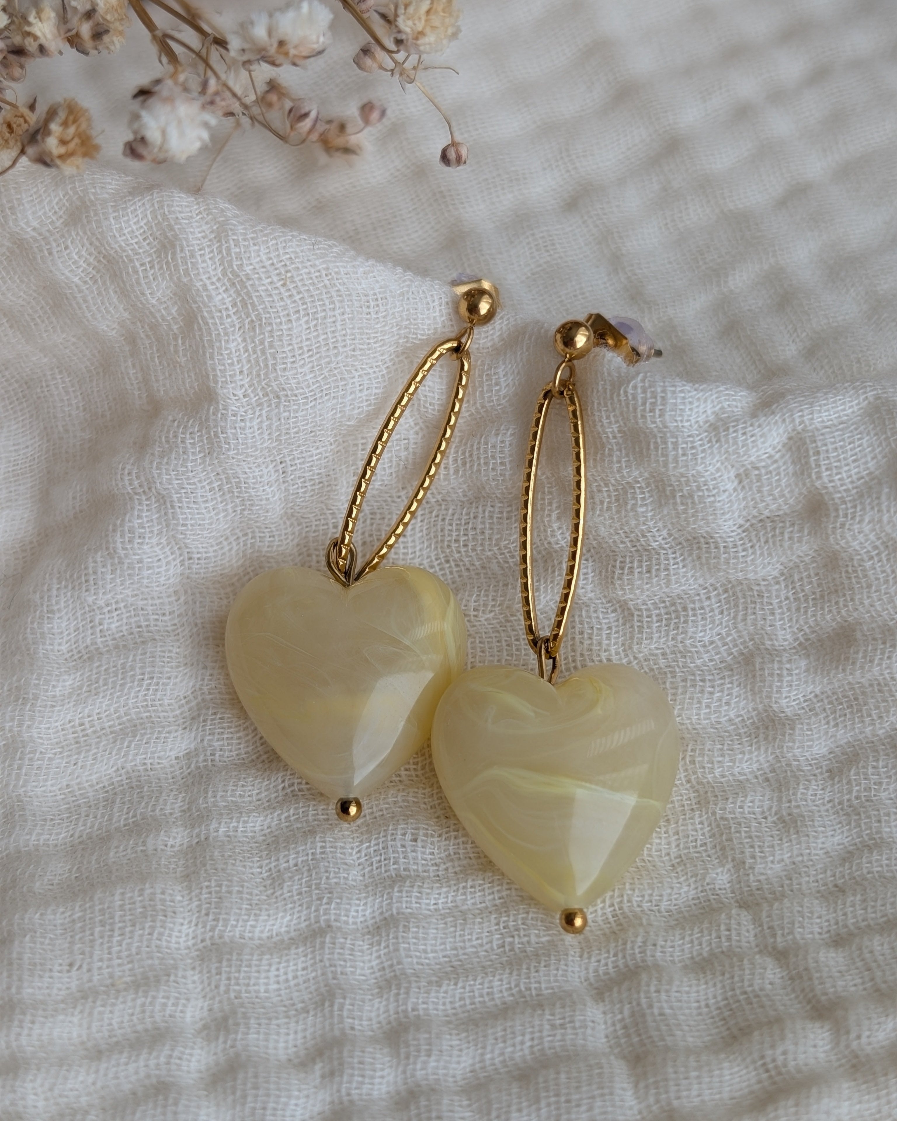 Boucles pendantes Aélia coeur jaune pastel posées gaze de coton. Création La Tête dans les Nétoiles