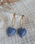 Boucles pendantes Aélia coeur bleu nuage  résine et anneaux striés en acier. Création La Tête dans les Nétoiles