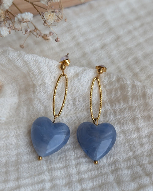 Boucles pendantes Aélia coeur bleu nuage  résine et anneaux striés en acier. Création La Tête dans les Nétoiles