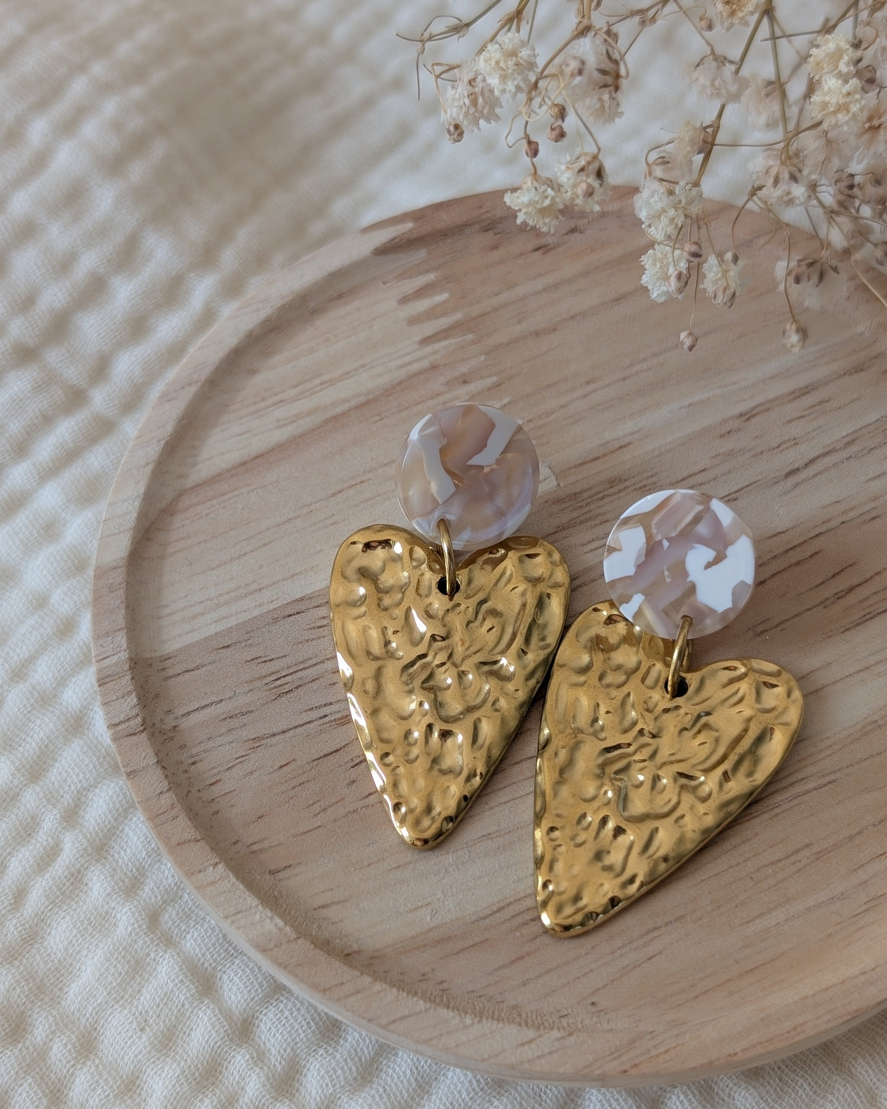 Boucles d'oreilles Ninon clou d'oreilles en acétate et coeur martelé. Création La Tête dans les Nétoiles