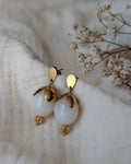 Boucles d'oreilles Olivia colori blanc nacré et acier inoxydable doré. Posées sur gaze de coton. Créations arttisanales La Tête dans les Nétoiles
