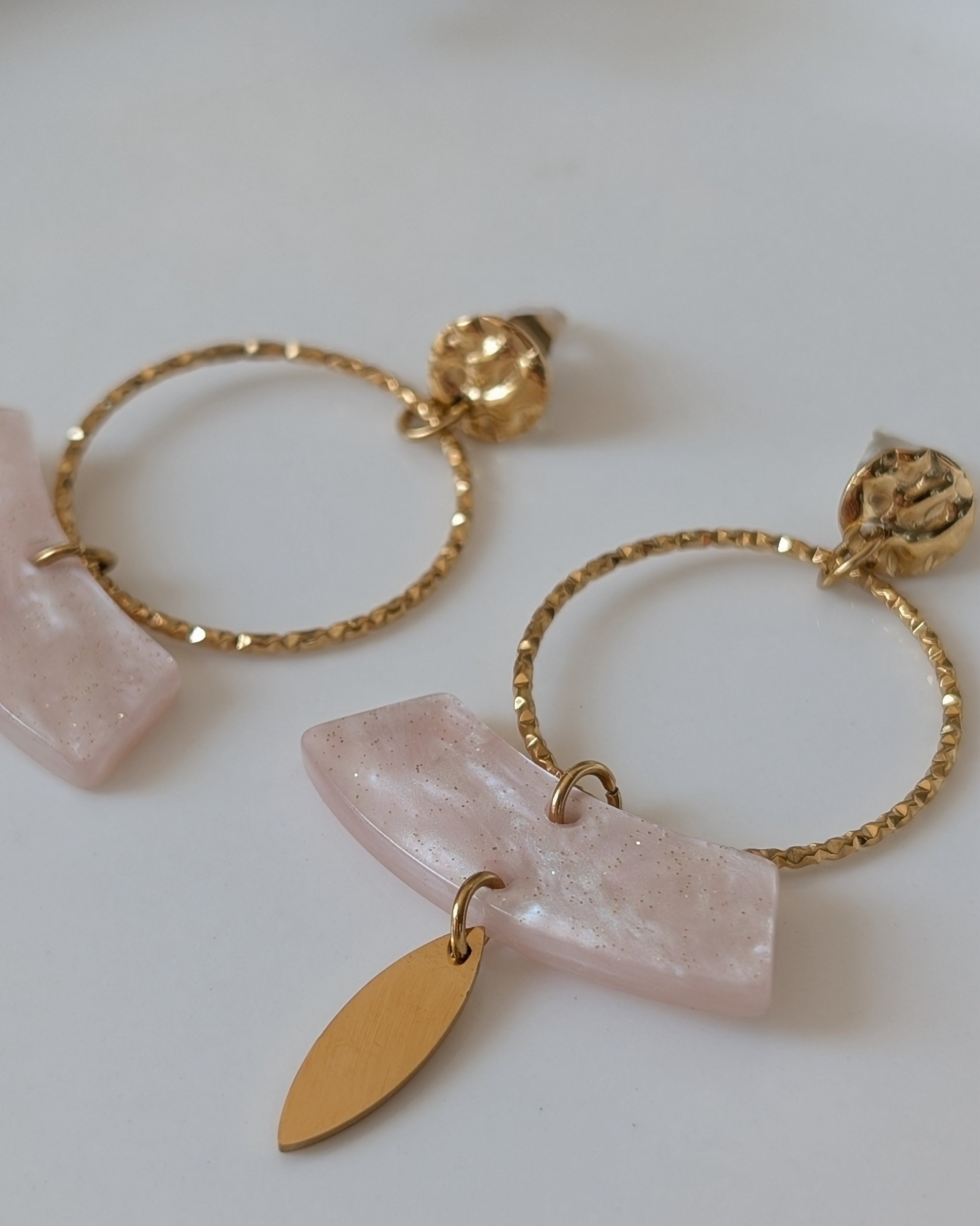 boucles d'oreilles Palomé zoom sur les cercles diamantés. Création La Tête dans les nétoiles