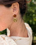 boucles d'oreilles Soline acétate terrazzo et pendentif soleil. Portées par une femme. Création La Tête dans les Nétoiles. 