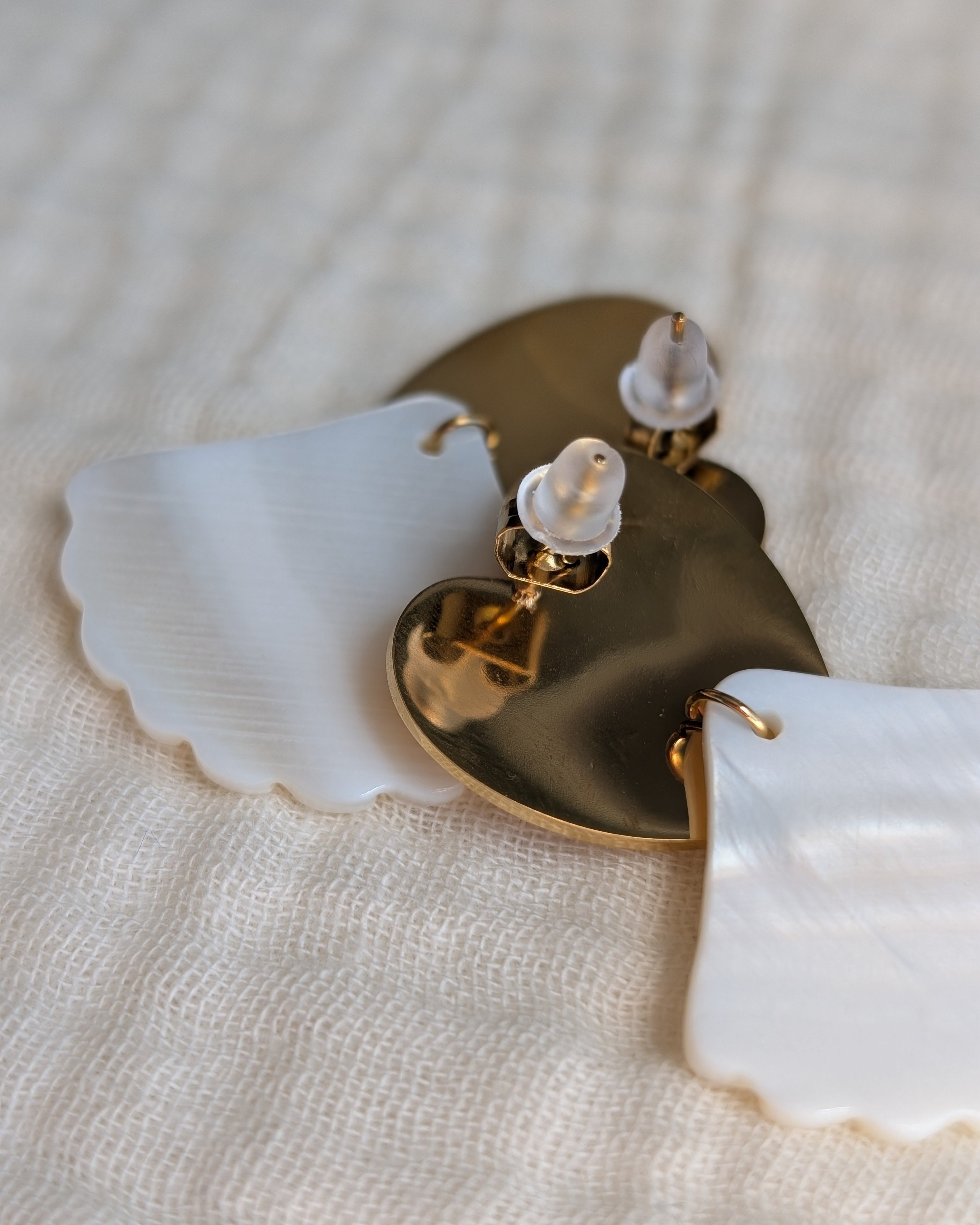 Boucles coeur Amélia gros plan sur les fermoirs. Créations fait main La Tête dans les Nétoiles