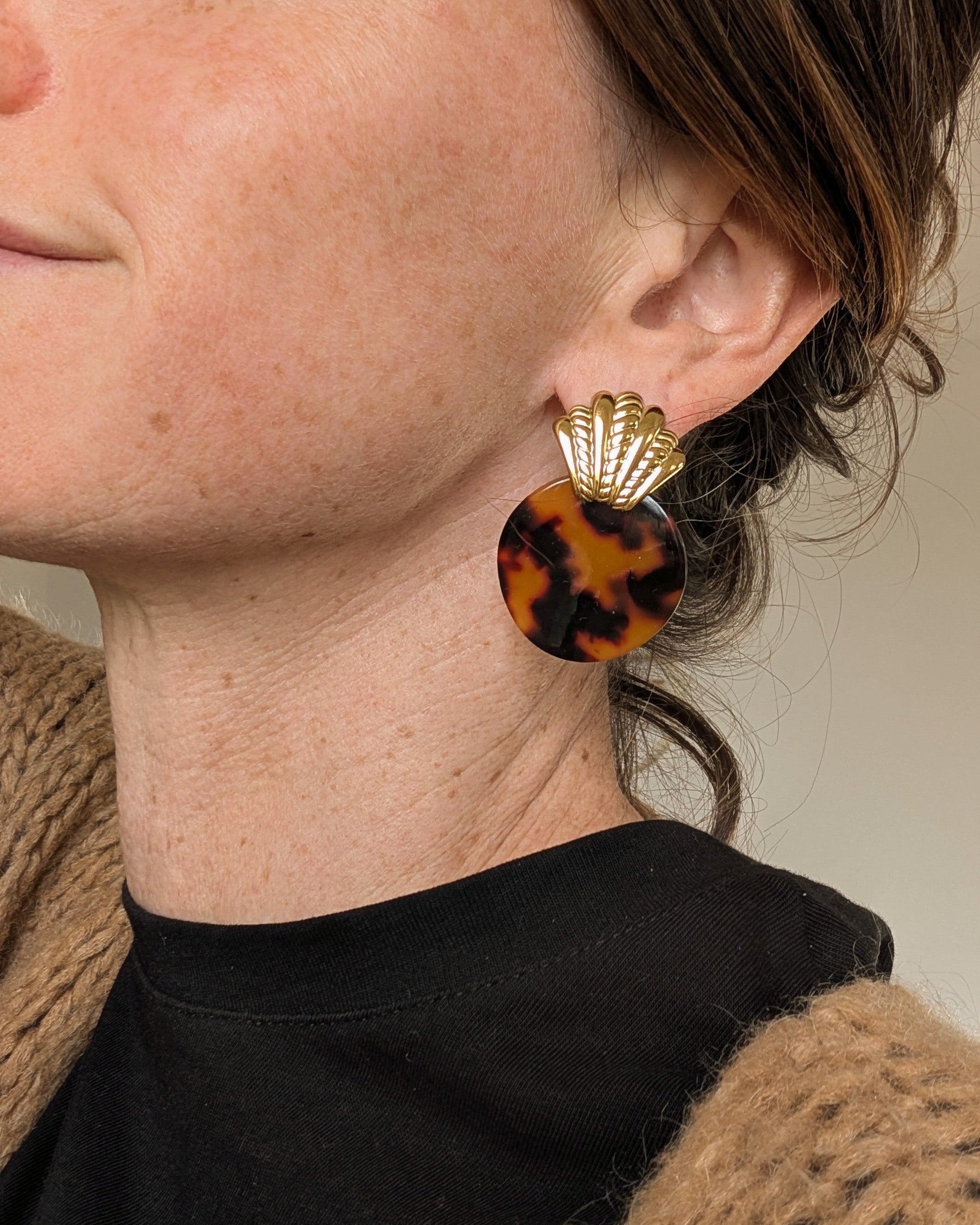 Boucles coquillages MARTHE en acier et acétate de cellulose tortoise écaille de totue portees par une femme