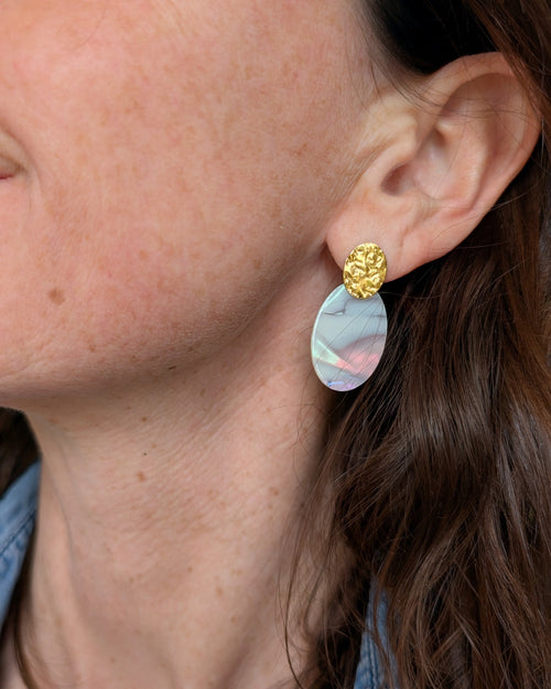 Boucles d'oreilles Helie portées par une femme. Création La Tête danns les nétoiles