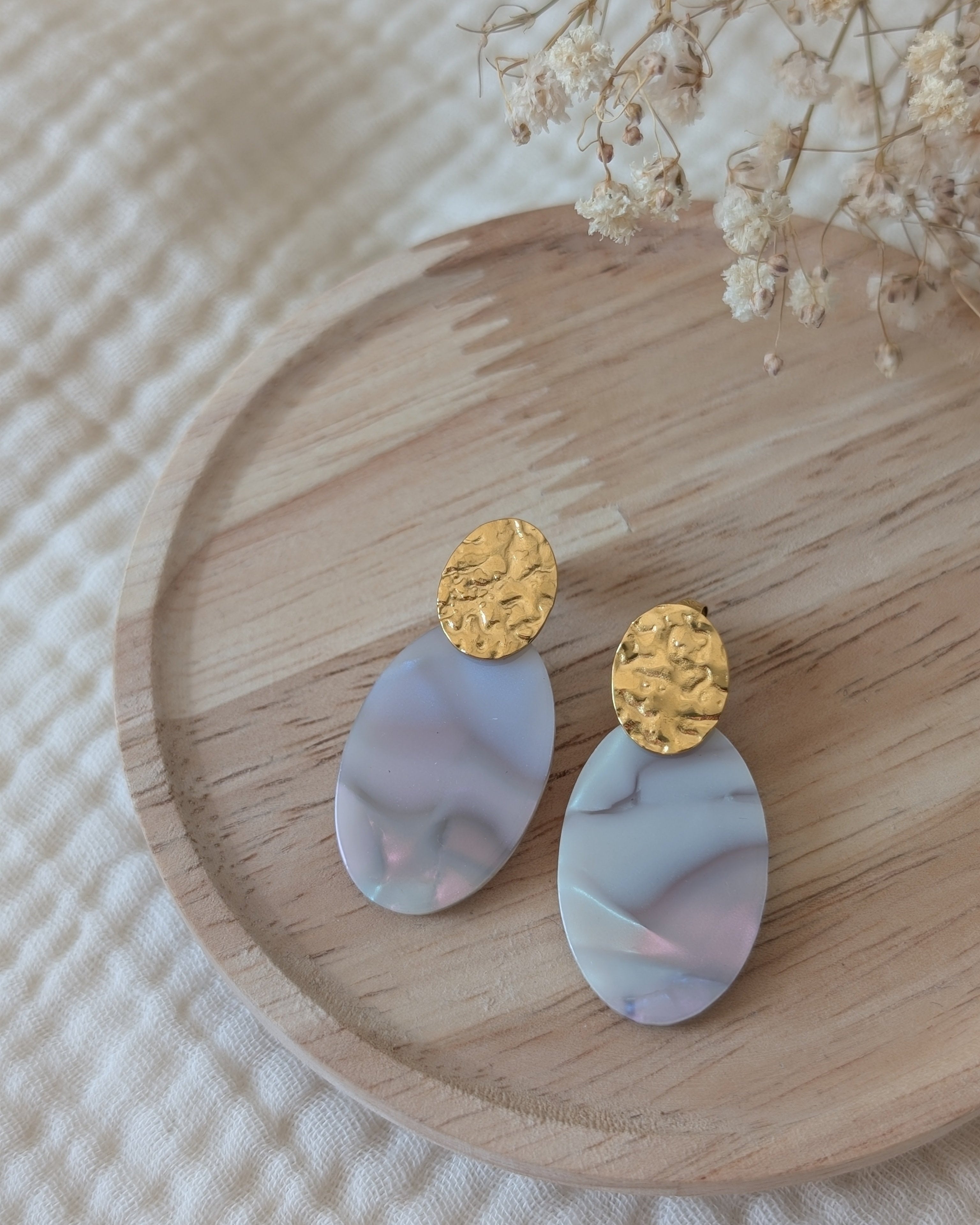 Boucles doreilles Helie Posées sur support en bois. Création La Tête dans les Nétoiles