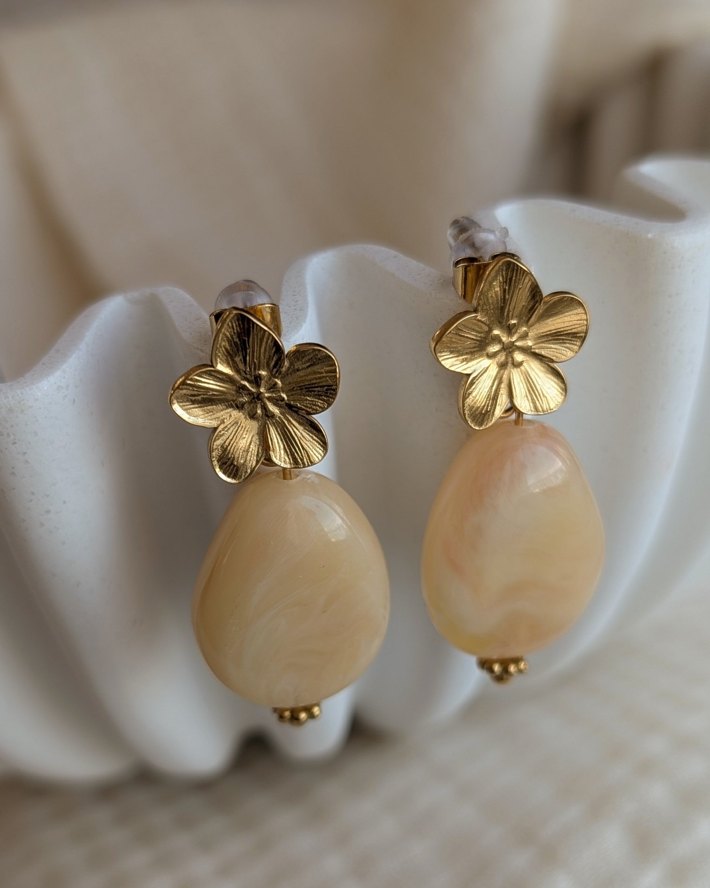 Boucles d'oreilles pendants Jeannette beige rosé fleurs cerisier détails
