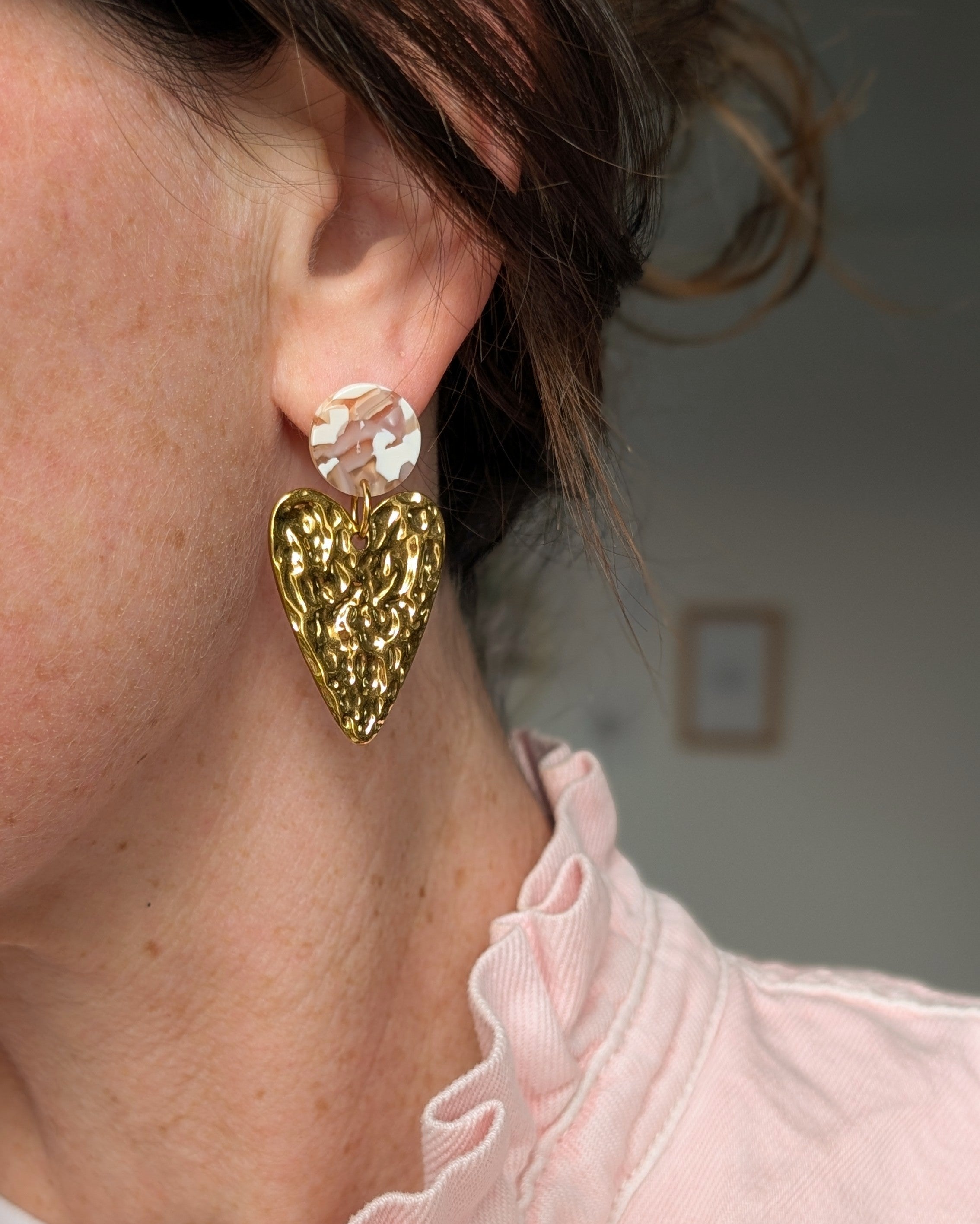 Boucles d'oreilles Ninon portées par une femme. Création La Tête dans les nétoiles