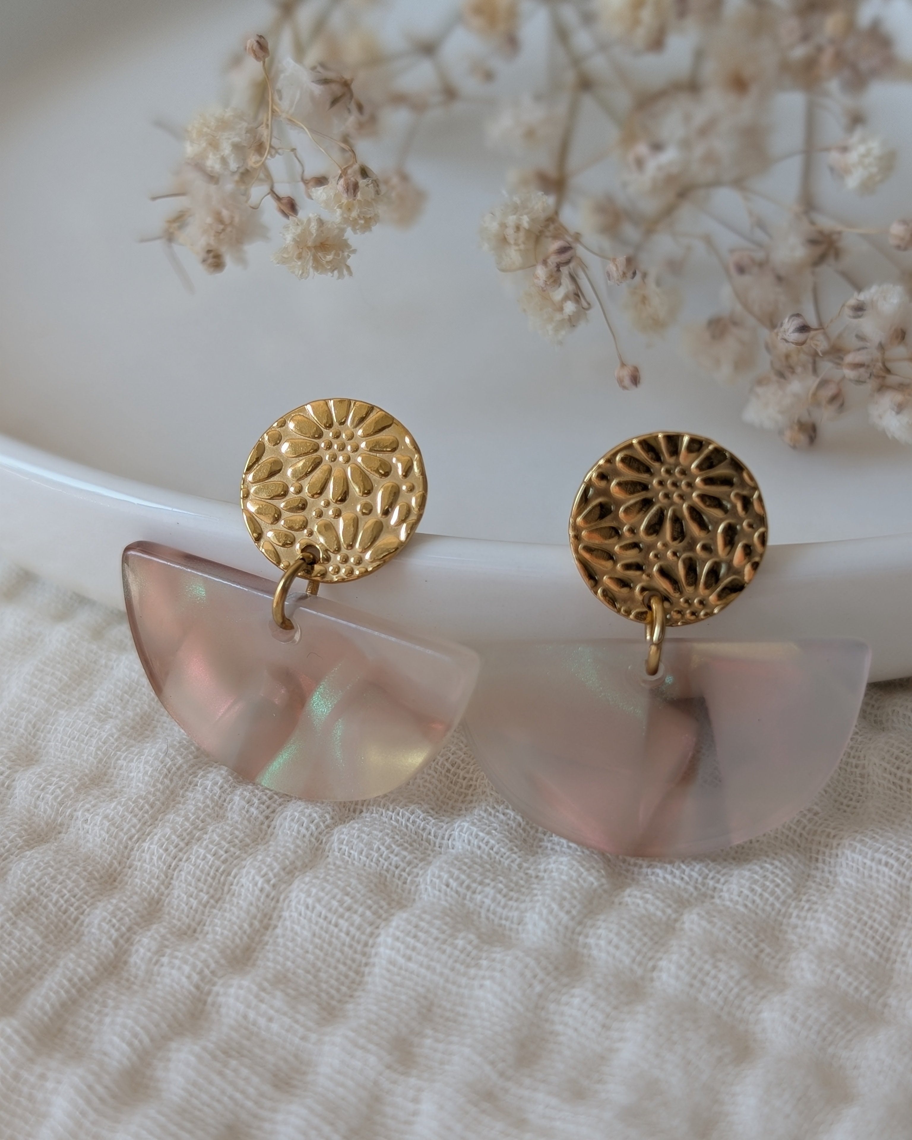 boucles d'oreilles Nour clous d'oreilles fleurs dessinées et demi lune en acétate irisée. Création La Tête dans les nétoiles