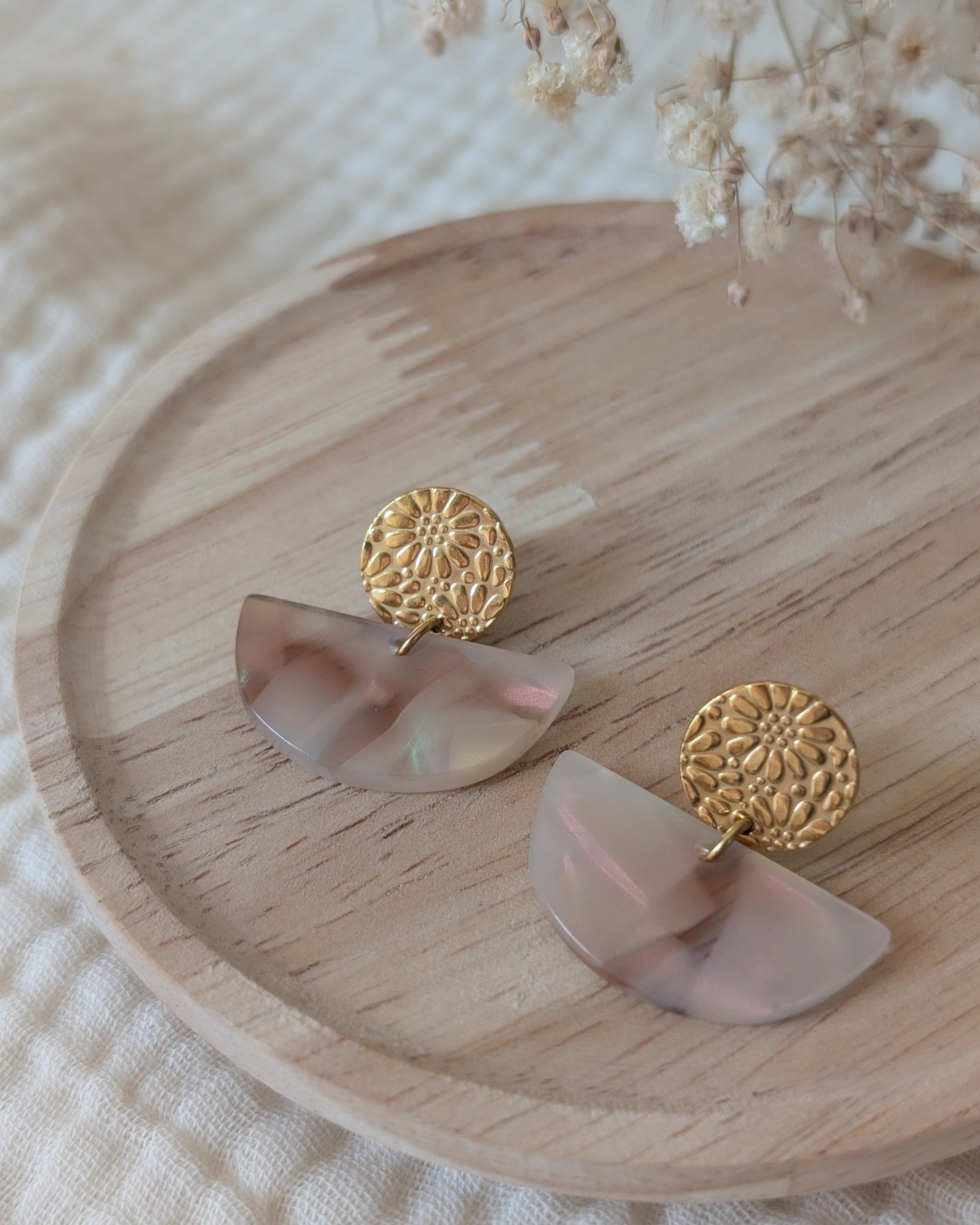 Boucles d'oreilles Nour martelés fleurs et demi lune acétate. Posées sur support en bois. Créations La Tête dans les nétoiles