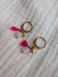 Boucles d'oreilles dormeuses Ma bonne étoile enfant avec petite étoile dorée et pompon rose fuchsia. Créoles en acier inoxydable doré. Création artisanale La Tête dans les Nétoiles