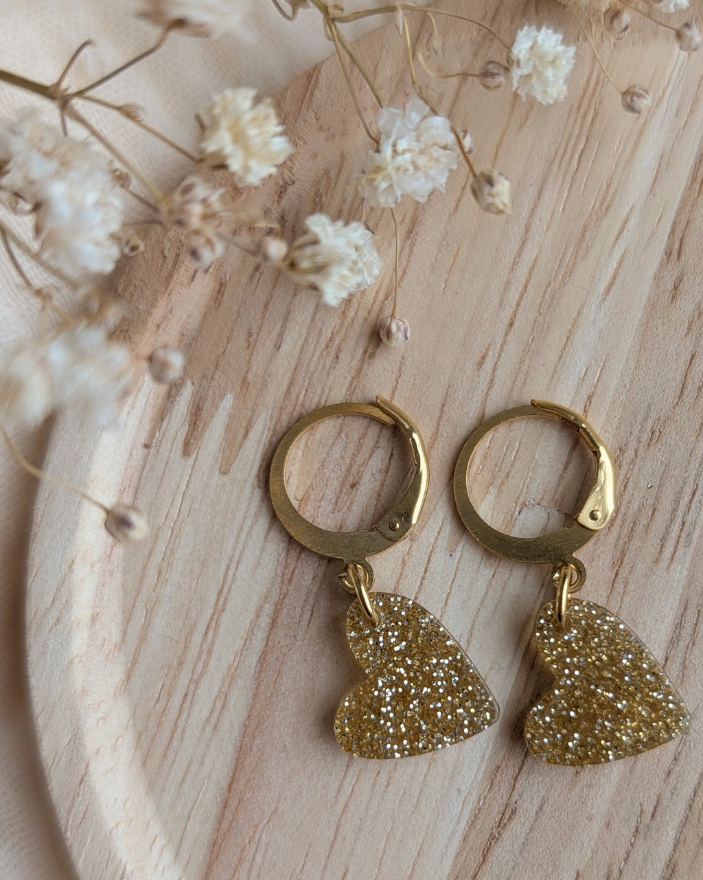 Boucles d'oreilles enfant cœurs dorés pailletés sur dormeuses en acier inoxydable. Créations artisanales La Tête dans les Nétoiles