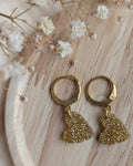 Boucles d'oreilles enfant cœurs dorés pailletés sur dormeuses en acier inoxydable. Créations artisanales La Tête dans les Nétoiles
