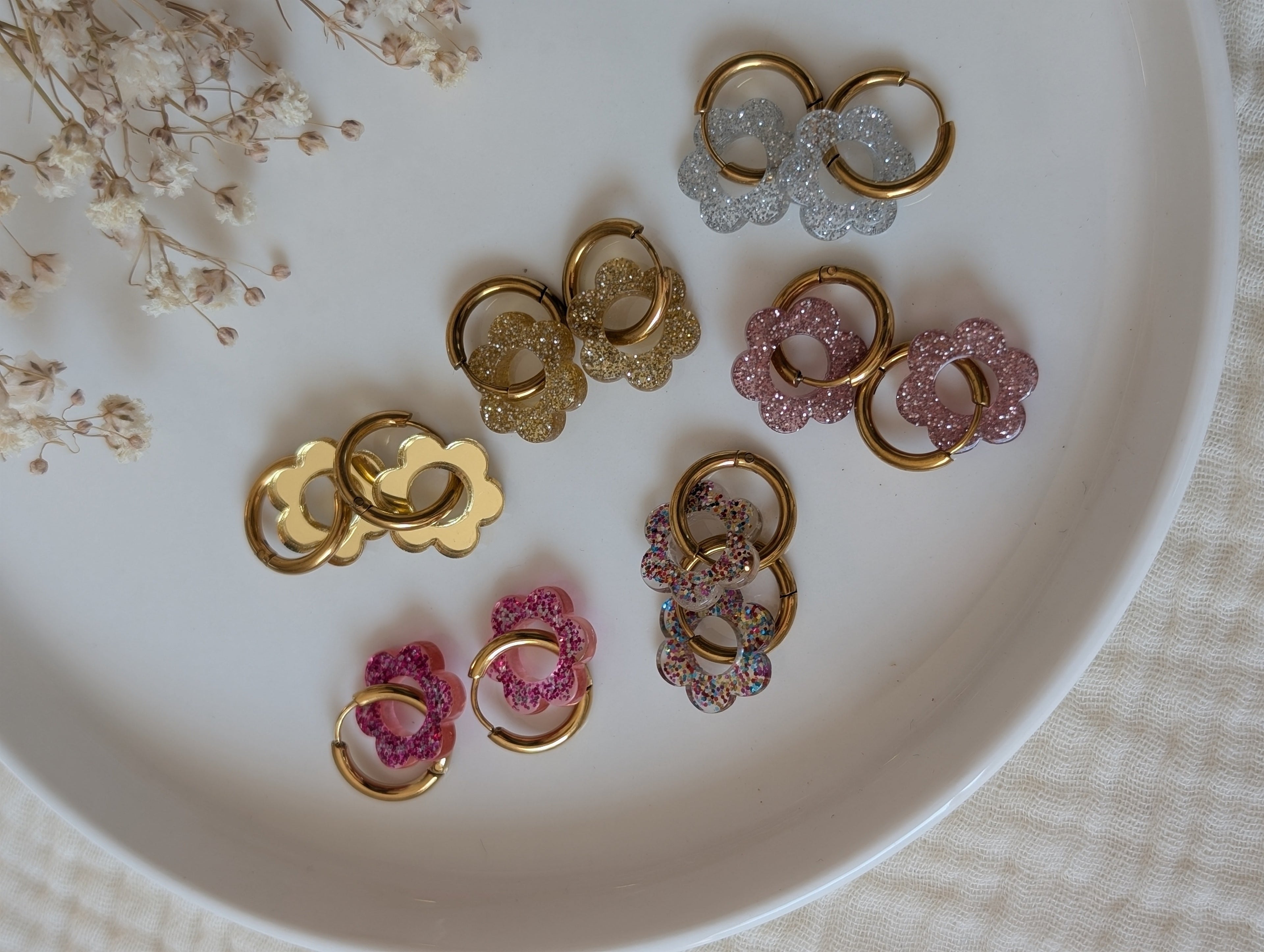 mini créoles enfant pampilles fleur à paillettes. Création La Tête dans les nétoiles