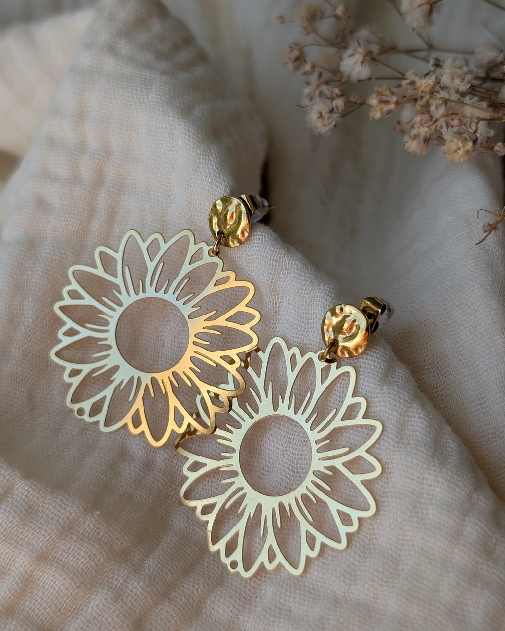 Boucles d'oreilles ELIA maxi tournesol sur gaze de coton. Création fait main La Tête dans e=les Nétoiles