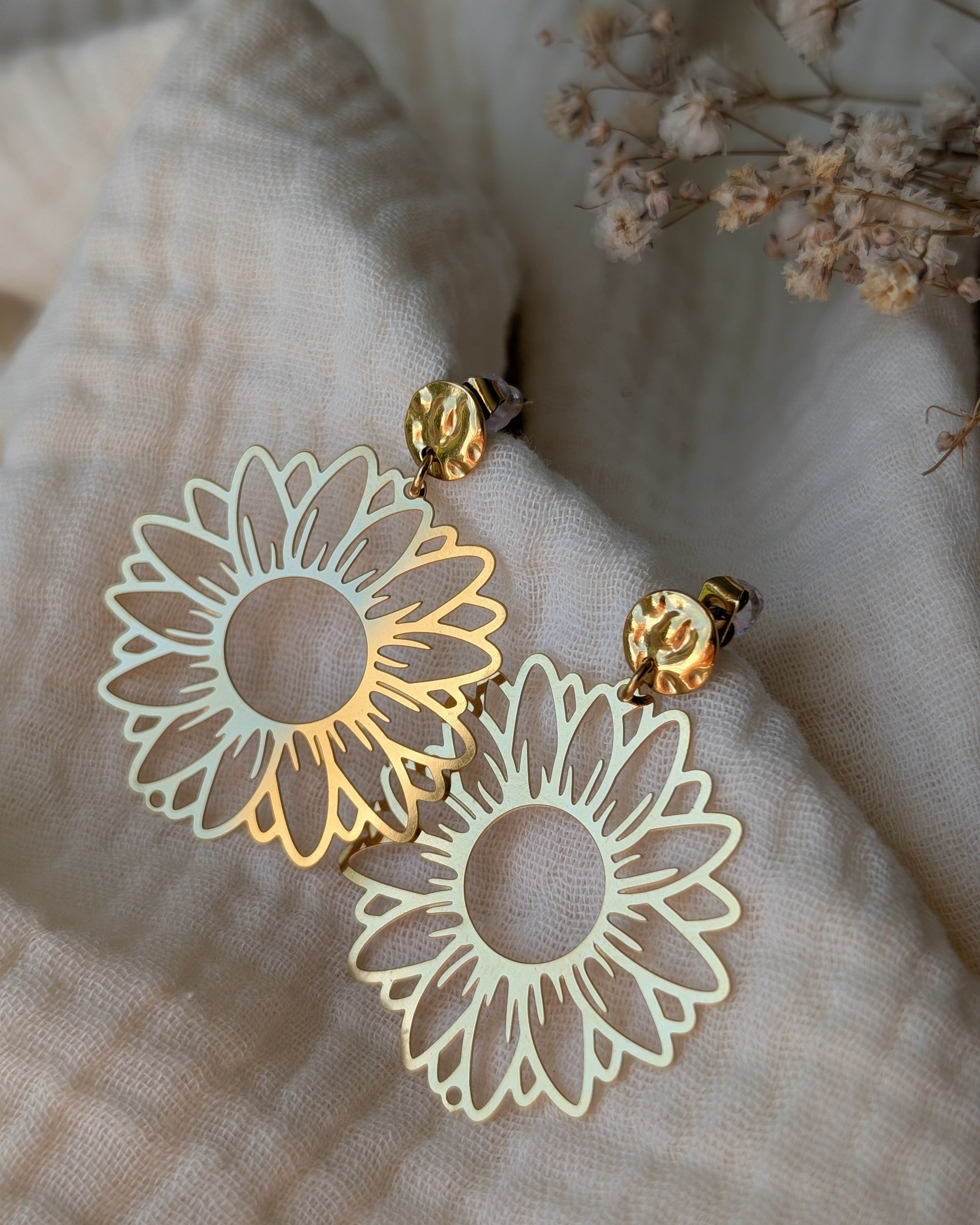 Boucles d'oreilles ELIA maxi tournesol sur gaze de coton. Création fait main La Tête dans e=les Nétoiles
