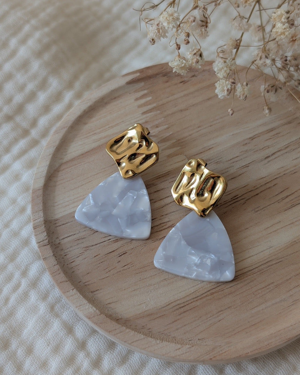 boucles d'oreilles Mae clou d'oreilles carré ondulé et acétate effet marbré perlé blanc. Posées sur support en bois. Création La Tête dans les nétoiles