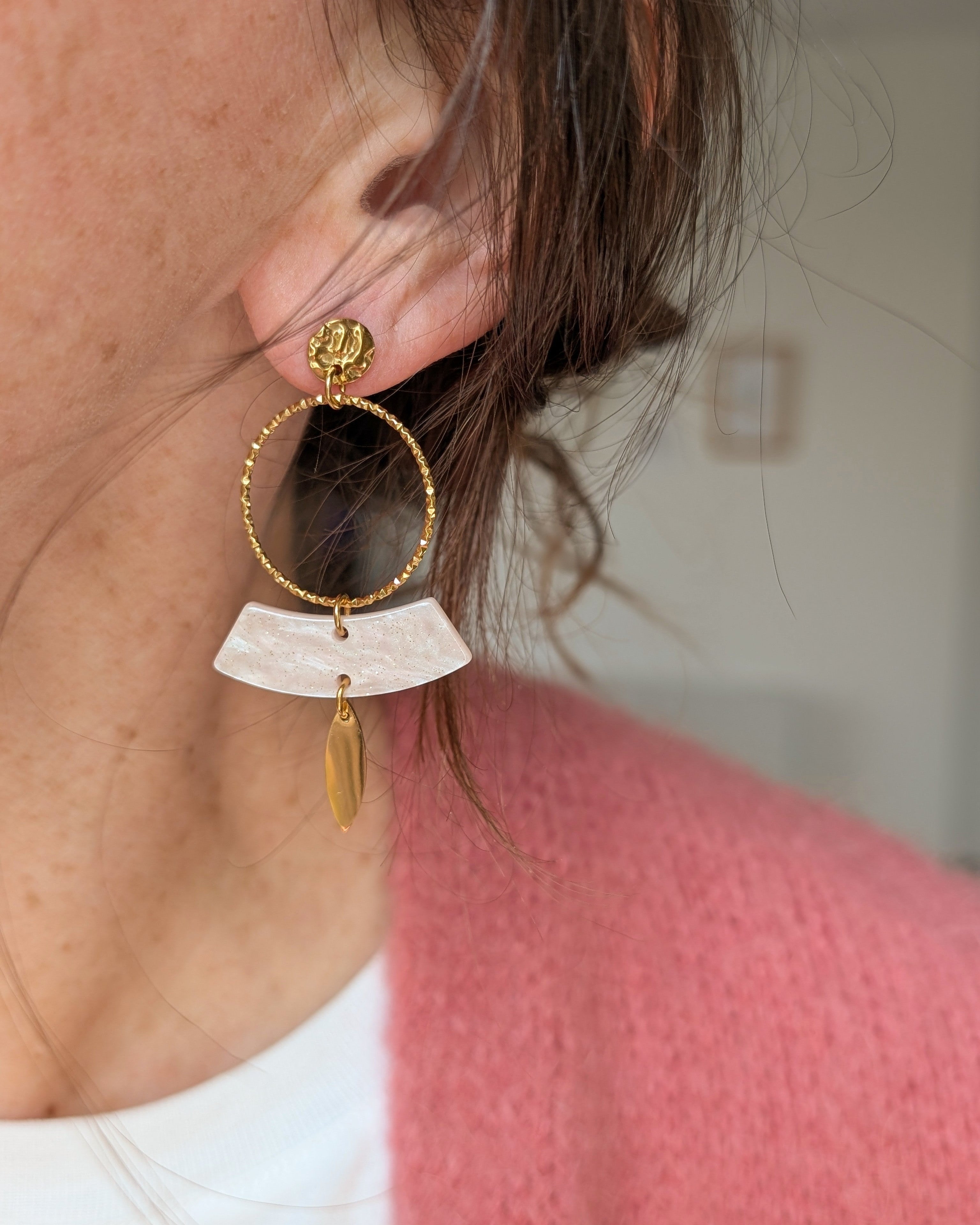 Boucles d'oreilles Palomée portées par une femme. Création La Tête dans les Nétoiles