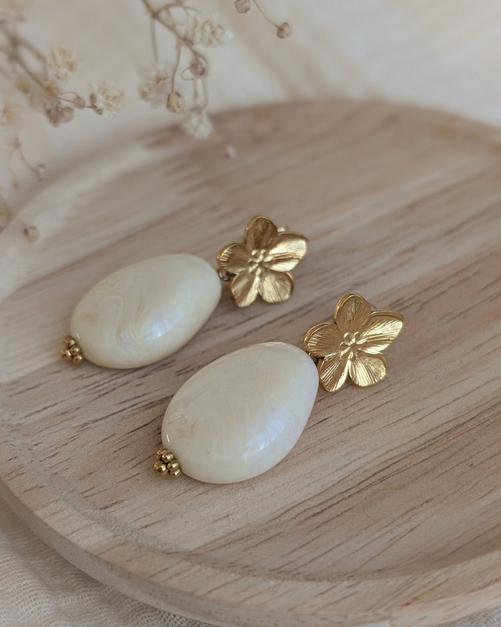Boucles pendantes JEANNETTE fleur de cerisier acier inoxydable et perle crème en résine marbre création arisanale La Tête dans les Nétoiles