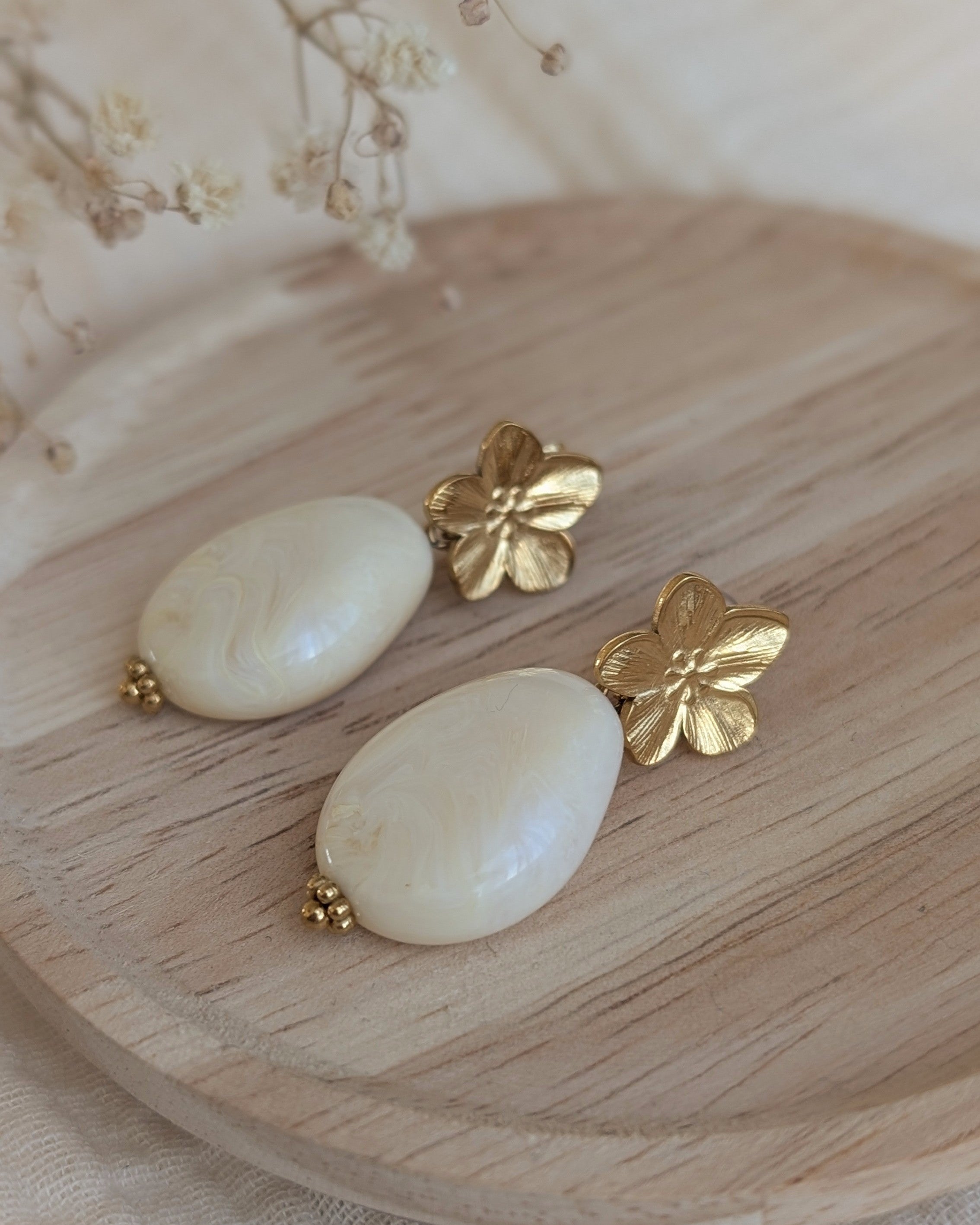 Boucles pendantes JEANNETTE fleur de cerisier acier inoxydable et perle crème en résine marbre création arisanale La Tête dans les Nétoiles