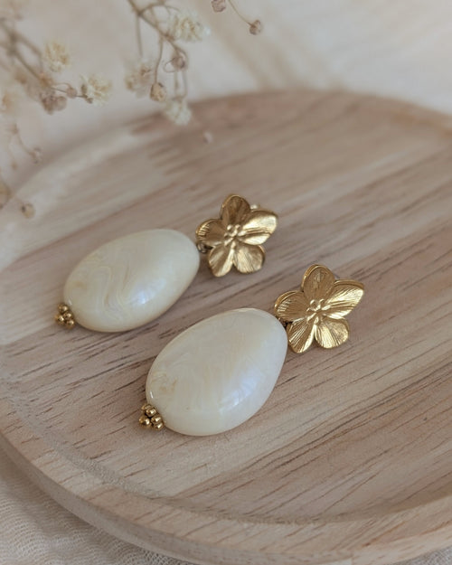 Boucles pendantes JEANNETTE fleur de cerisier acier inoxydable et perle crème en résine marbre création arisanale La Tête dans les Nétoiles