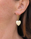 Boucles pendantes Aélia coeur écru marbré en résine. Portées par une femme. Création La Tête dans les Nétoiles