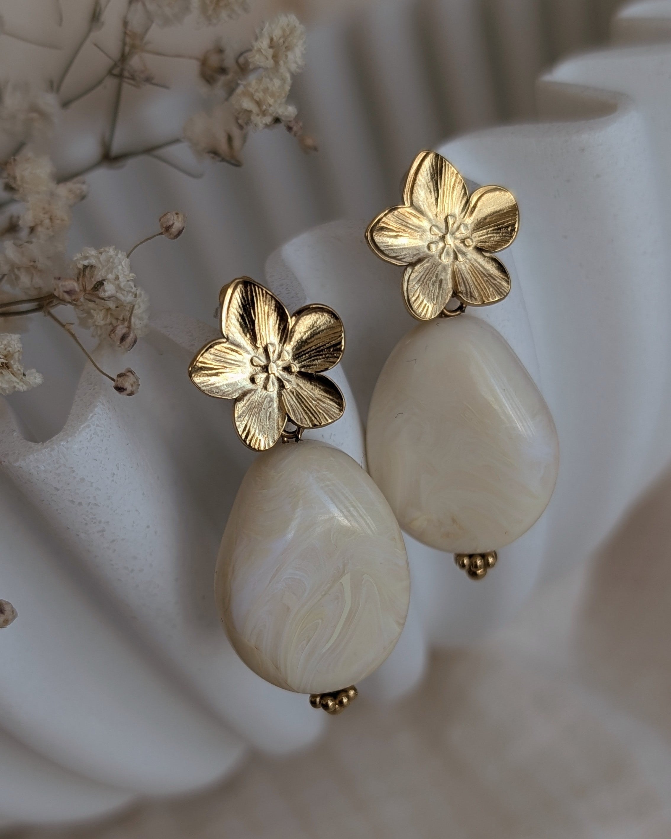 Boucles pendantes JEANNETTE fleur de cerisier acier inoxydable et perle crème en résine marbre gros plan sur support création artisanale La Tête dans les Nétoiles
