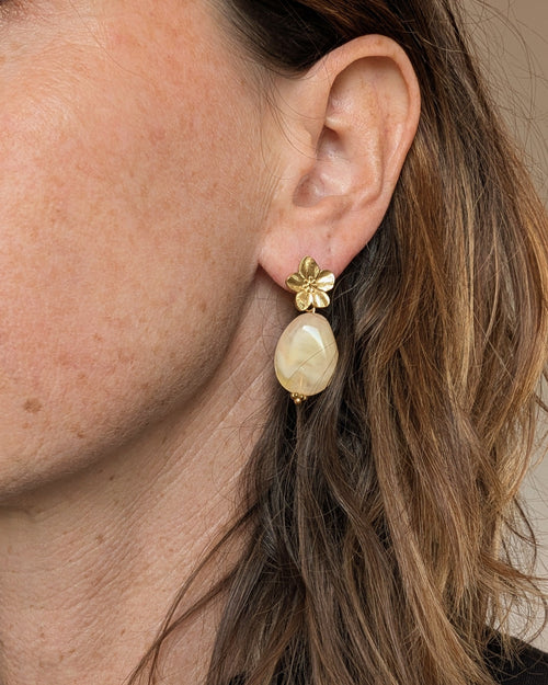 Boucles pendantes Jeannette beige rosé photo portée bijou artisanal La Tête dans les Nétoiles