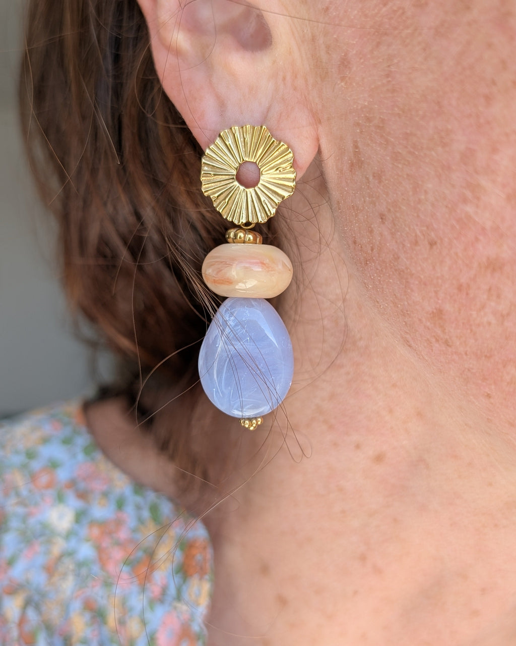 Boucles pendantes Ondine perles en résine bleu et beige marbrés. portées par une femme. Créations artisanales La Tête dans les nétoiles