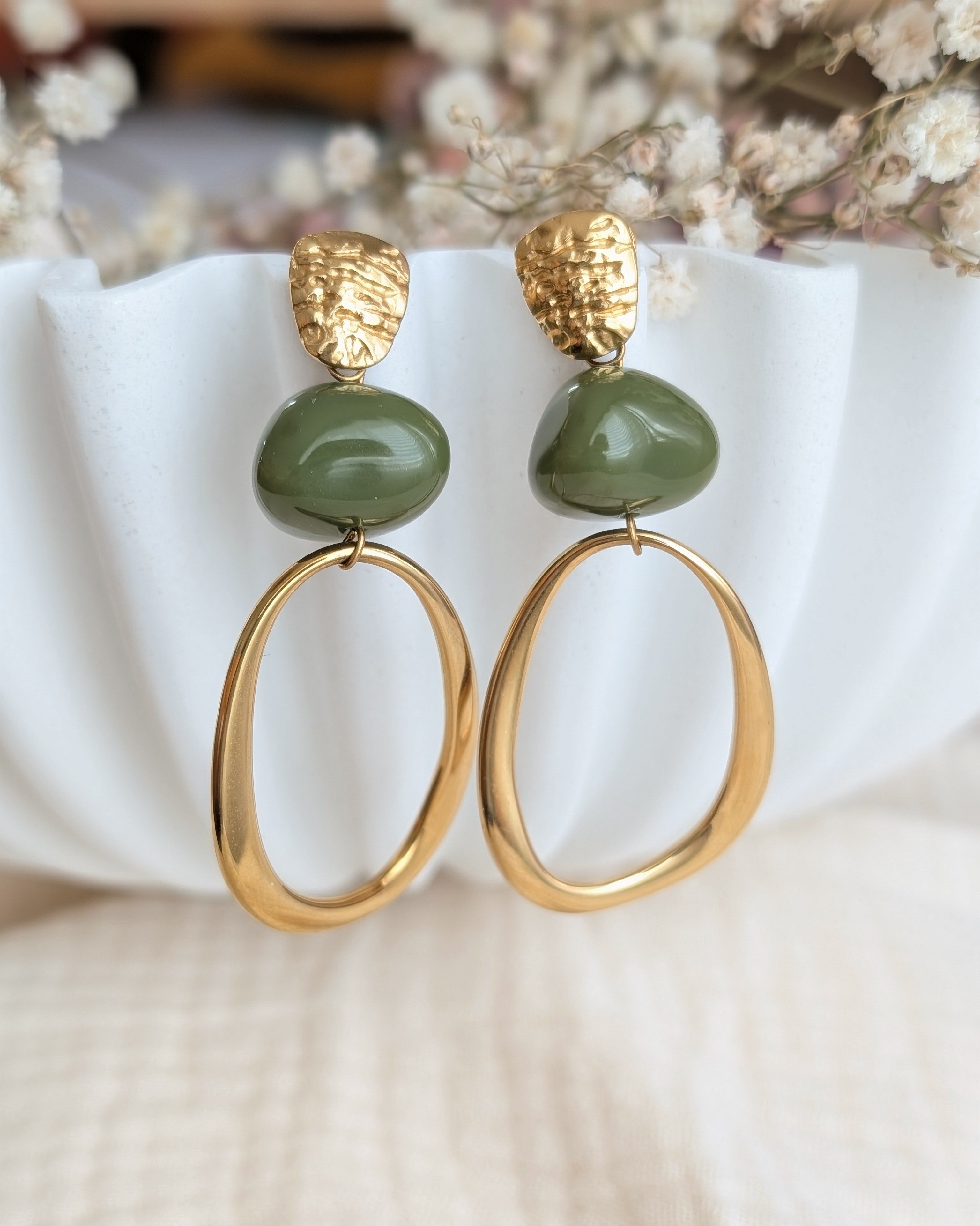 Boucles pendantes Paule perles résine vert kaki créations artisanales La Tete dans les Netoiles