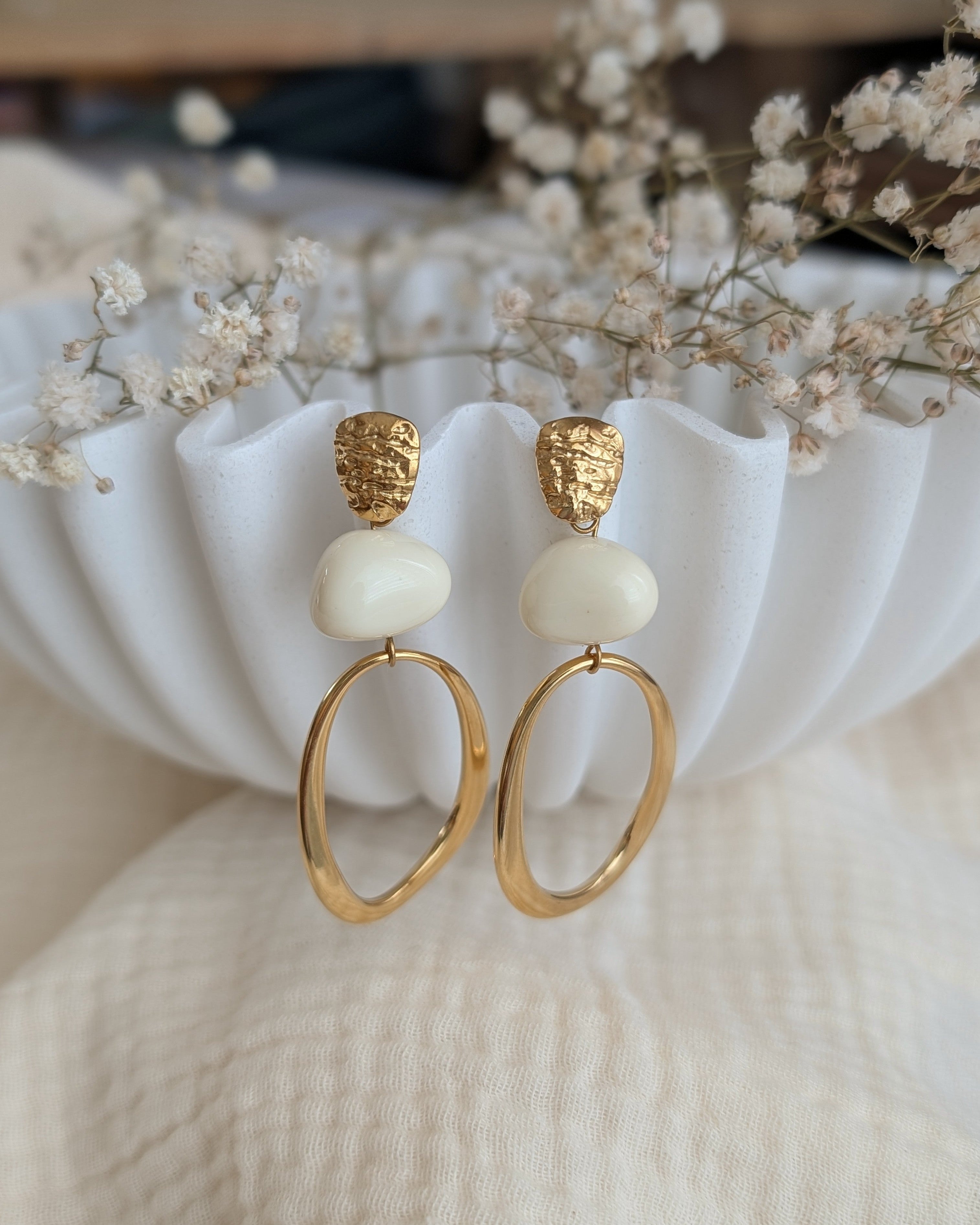 Boucles pendantes Paule perles résine écru photo sur support création artisanale La Tête dans les Nétoiles