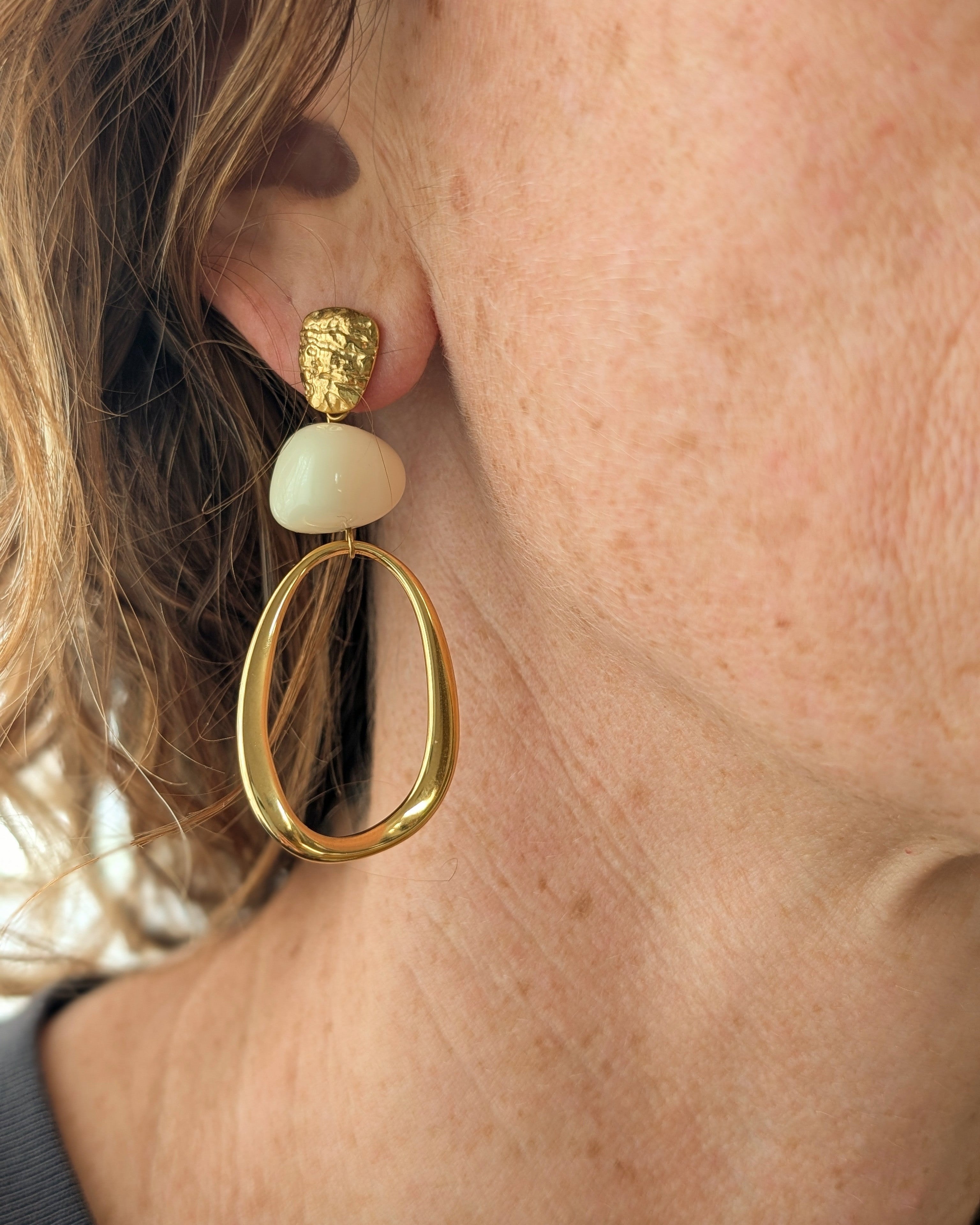 Boucles pendantes Paule perles résine écru version portée création artisanale La Tête dans les Nétoiles